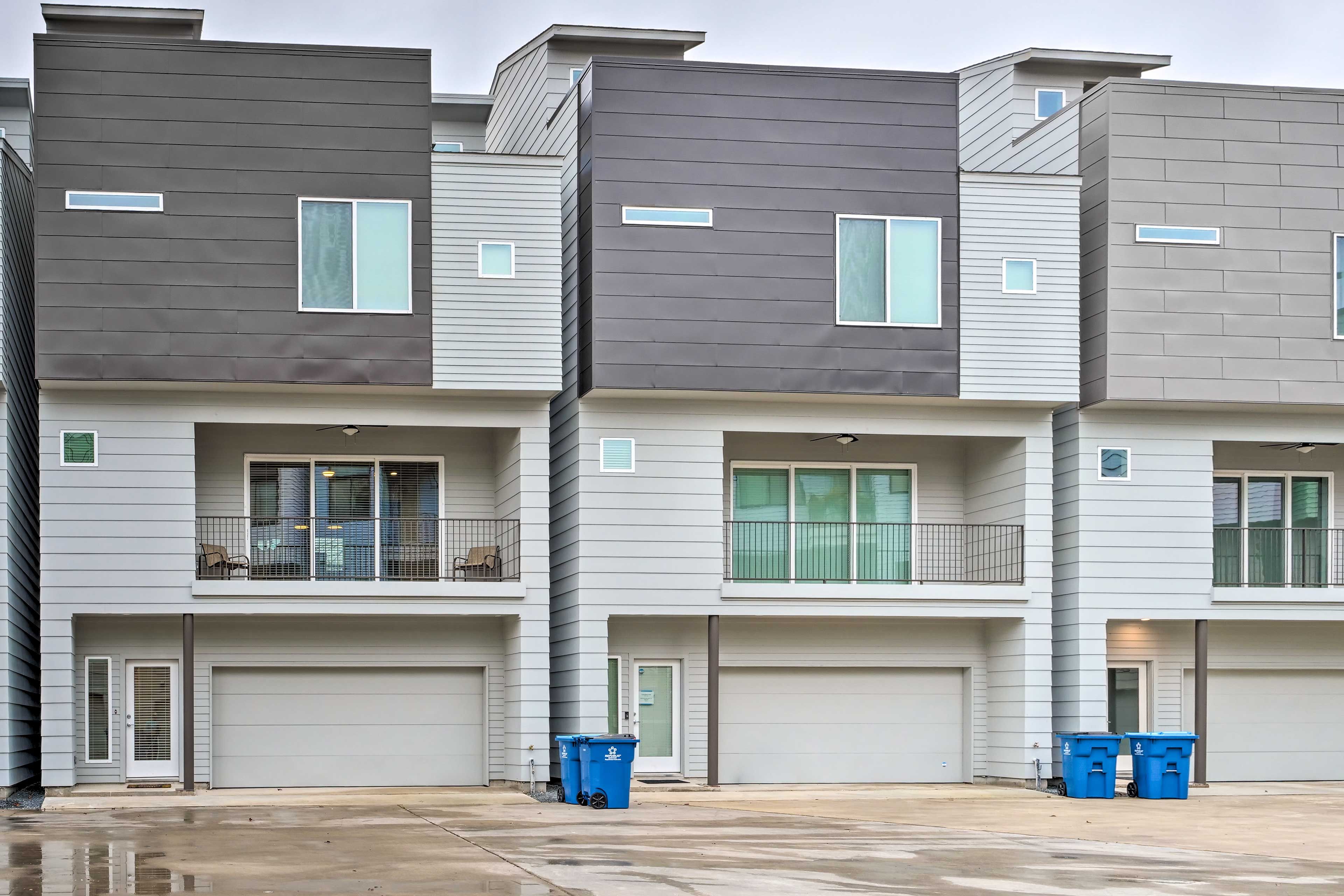 Exterior | Street Parking