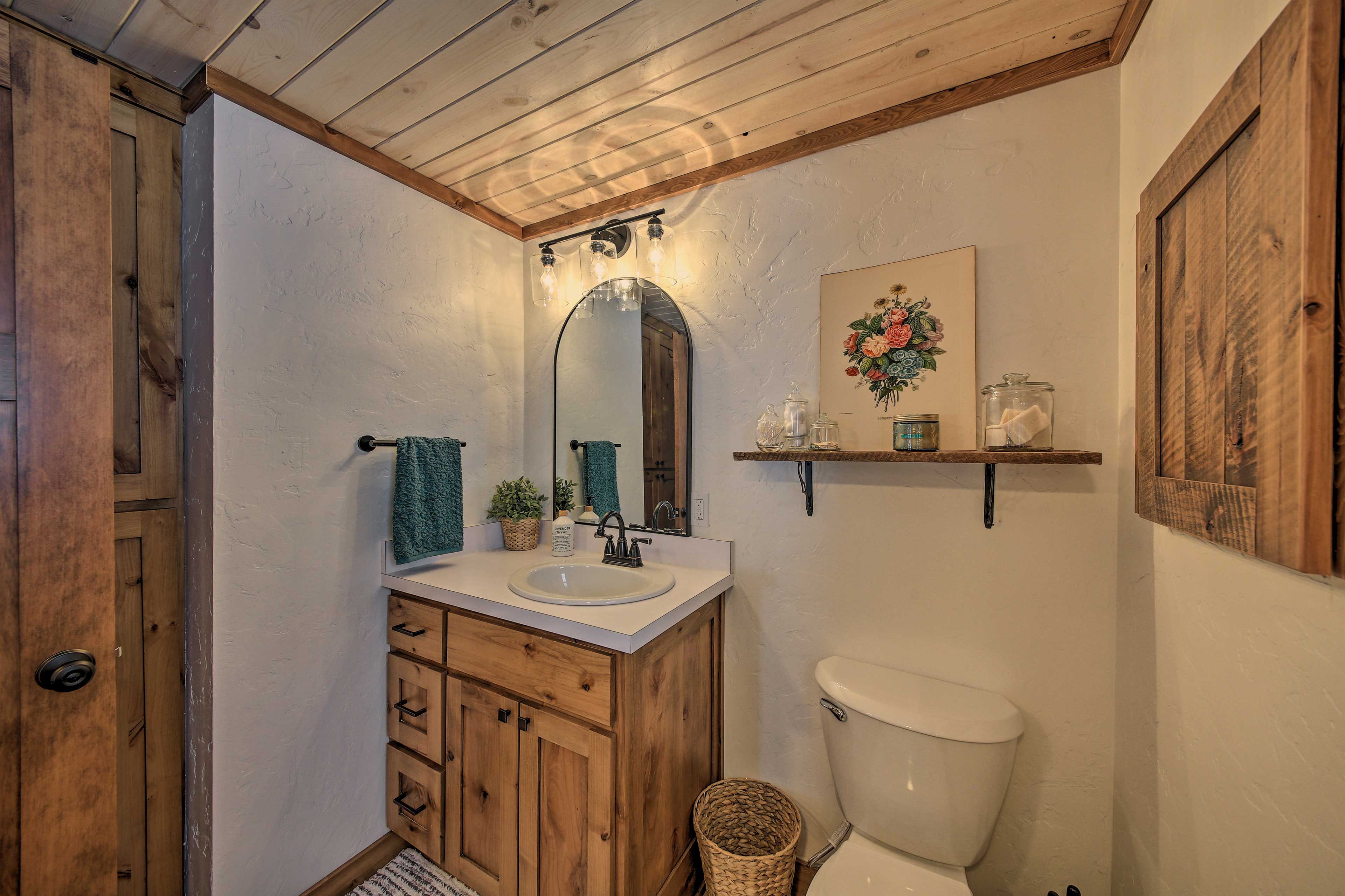 Full Bathroom | Complimentary Toiletries