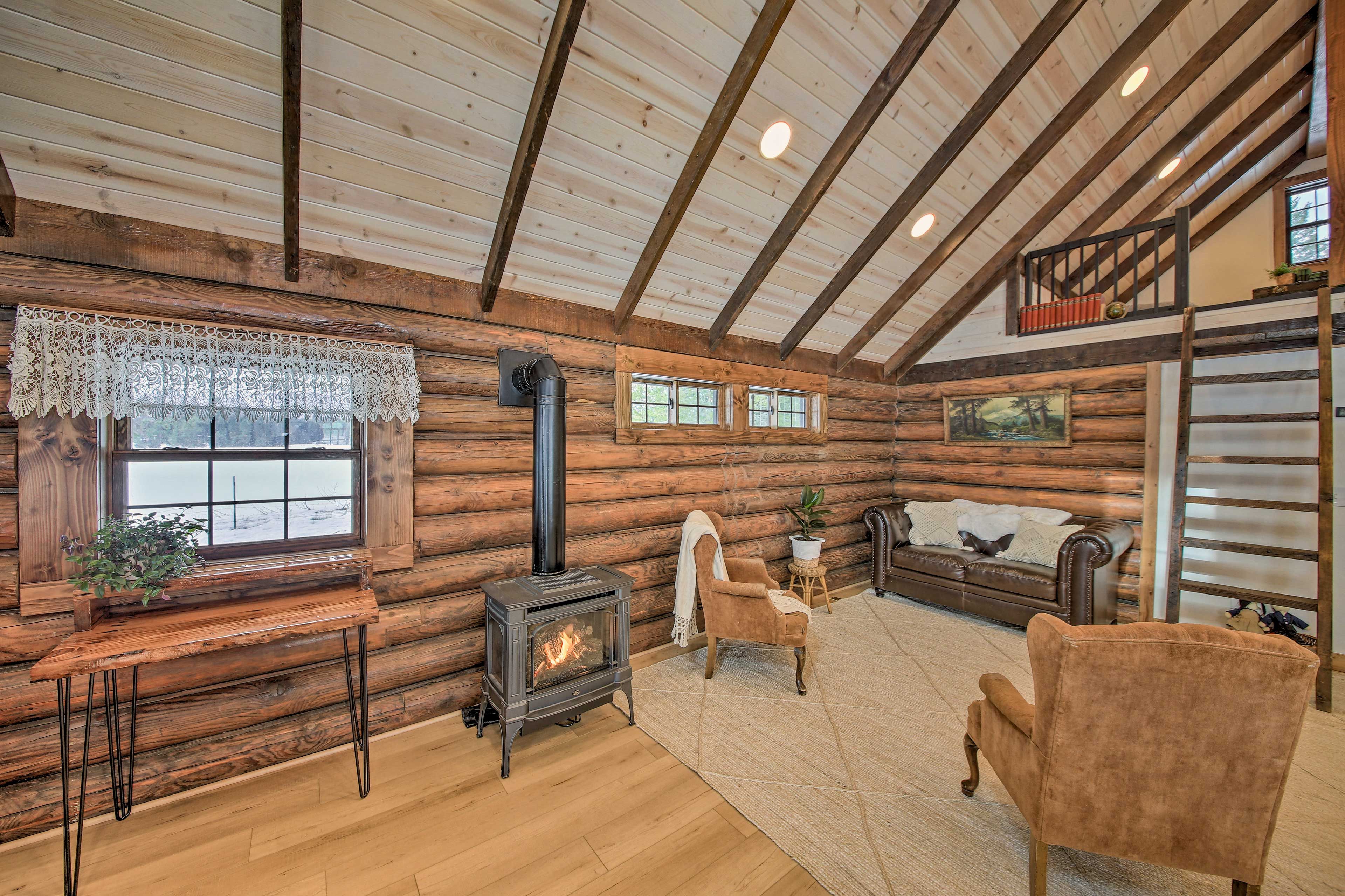 Living Area | 800 Sq Ft | Main Level | Internet Access
