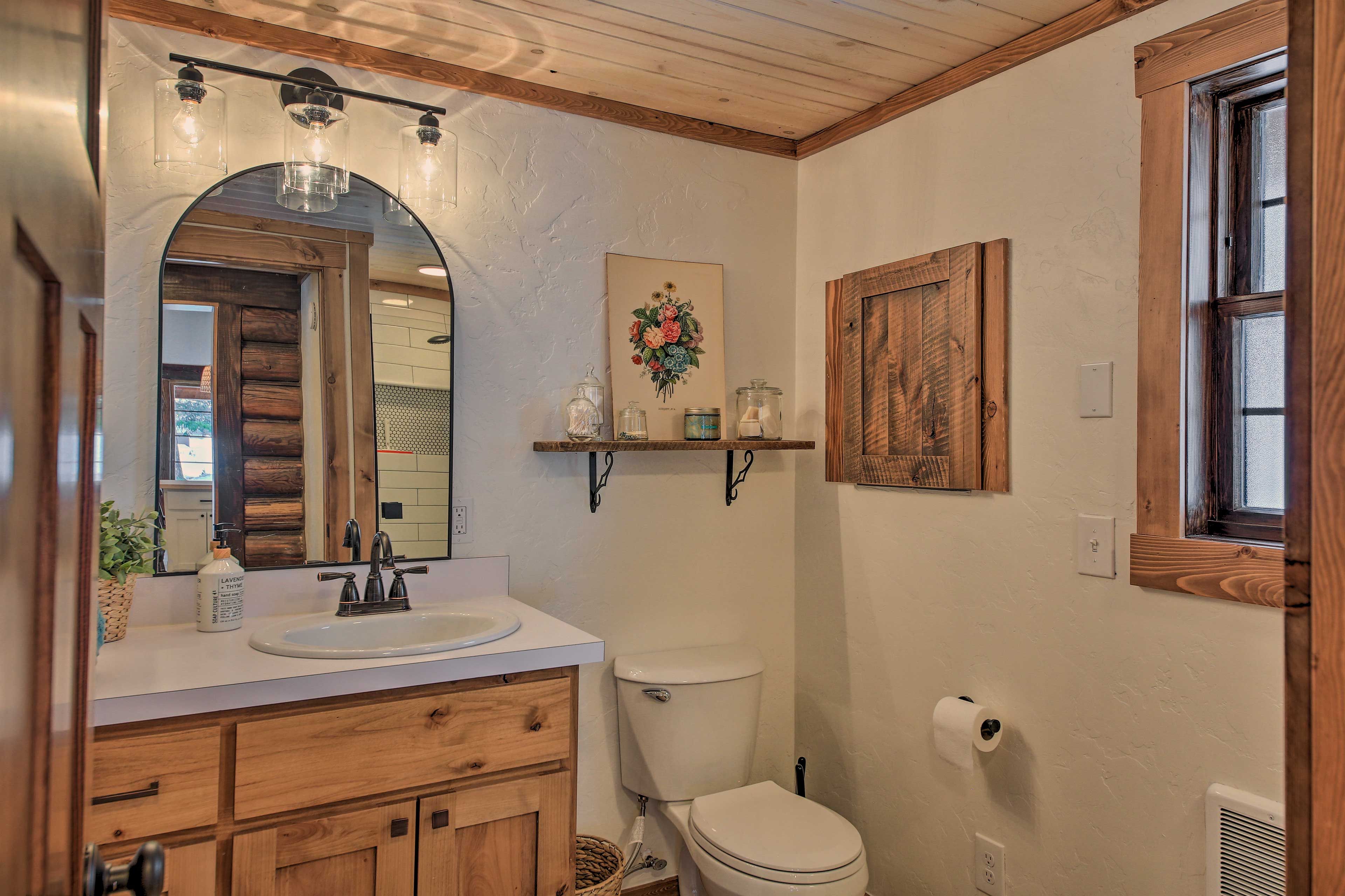 Full Bathroom | Main Level | Towels Provided