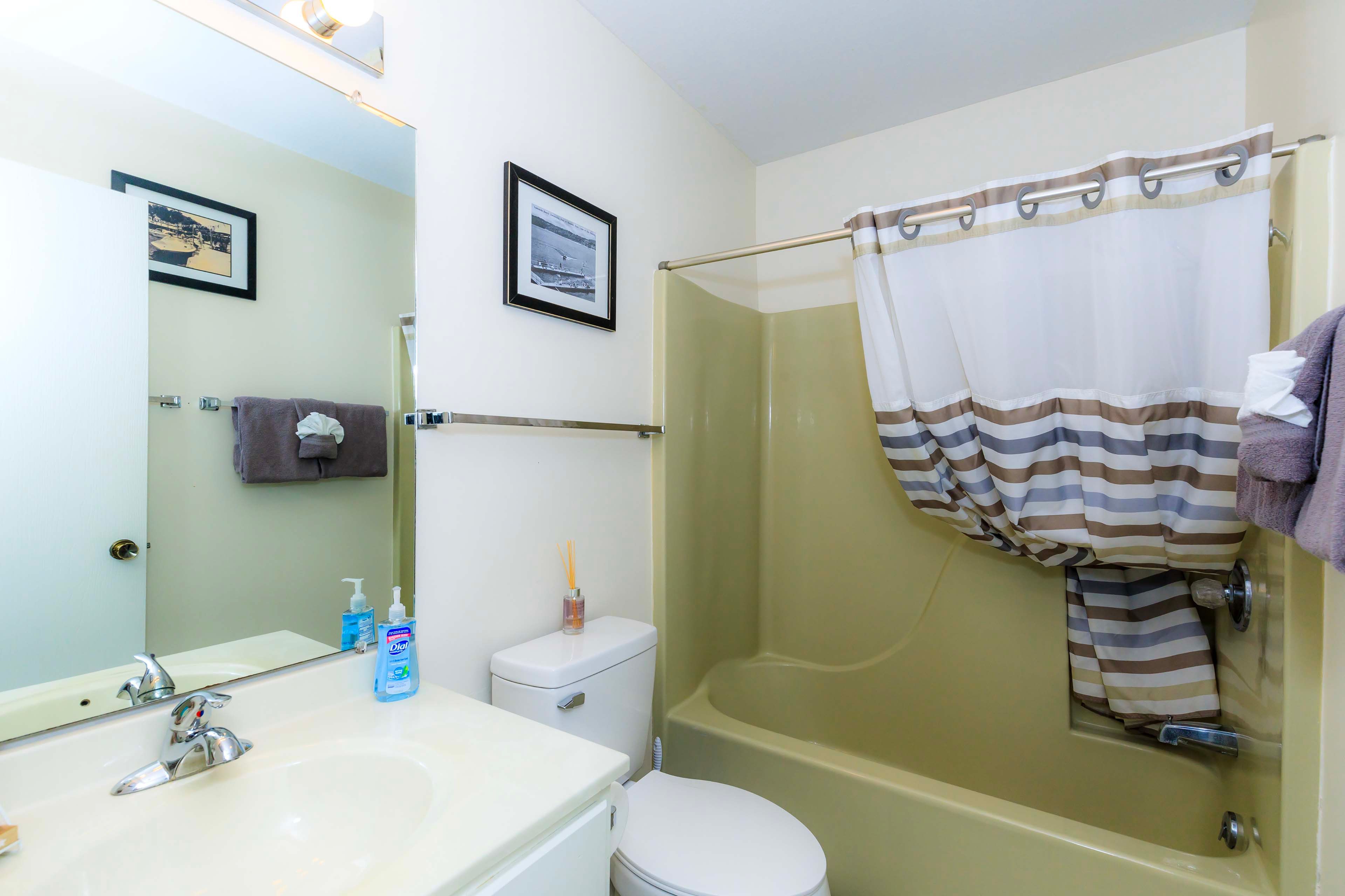 Full Bathroom | Complimentary Toiletries