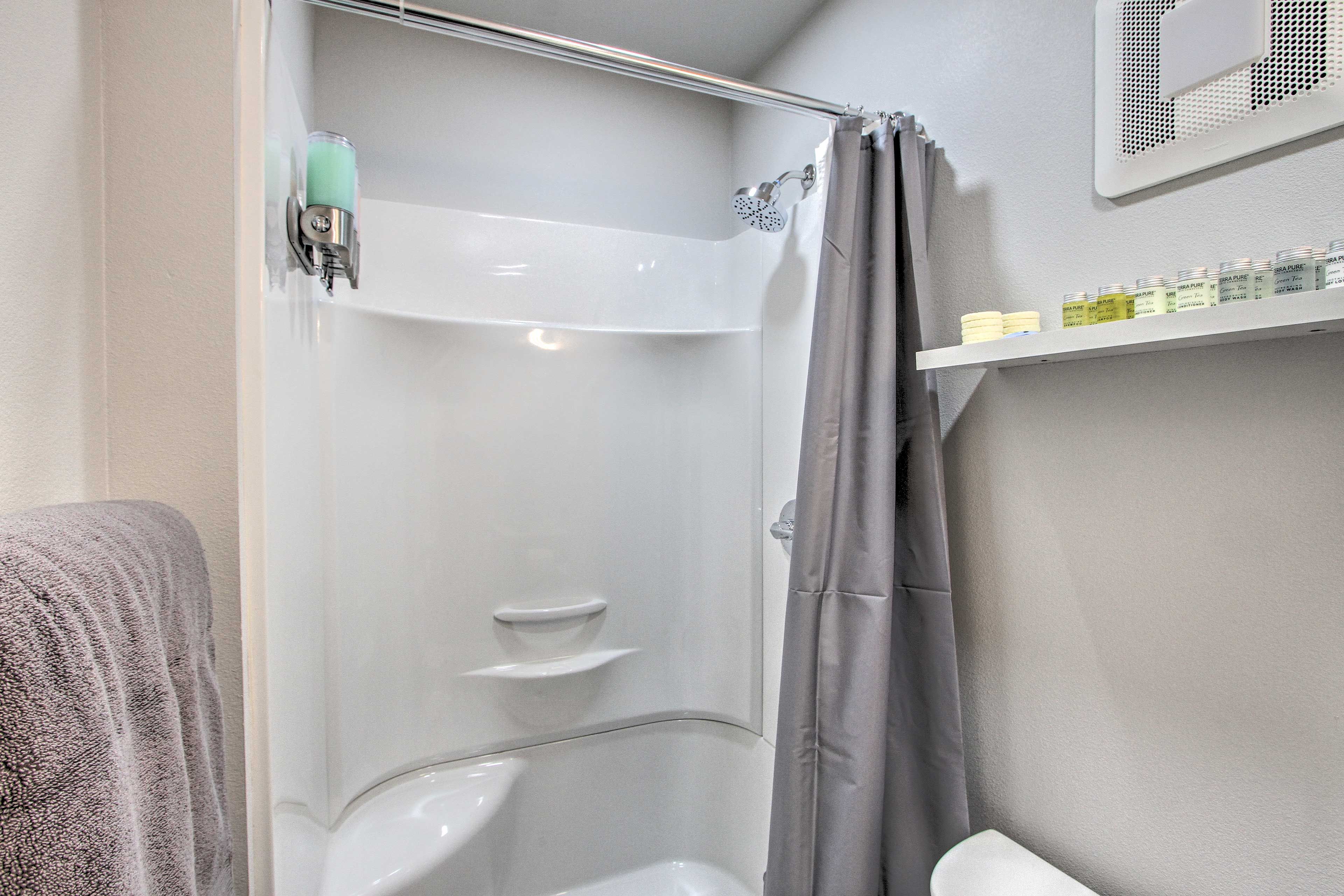 Full Bathroom | Towels Provided | Complimentary Toiletries