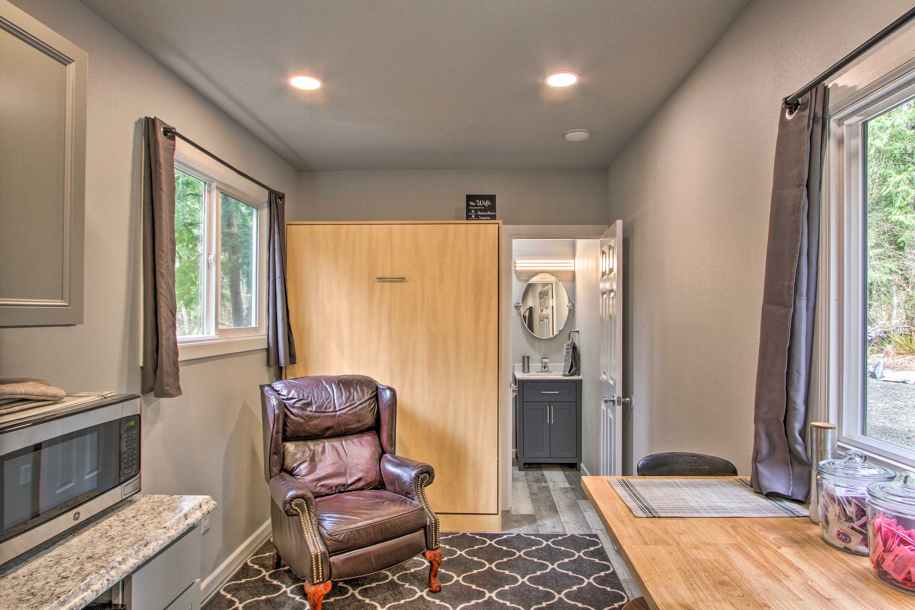 Studio | Full Murphy Bed