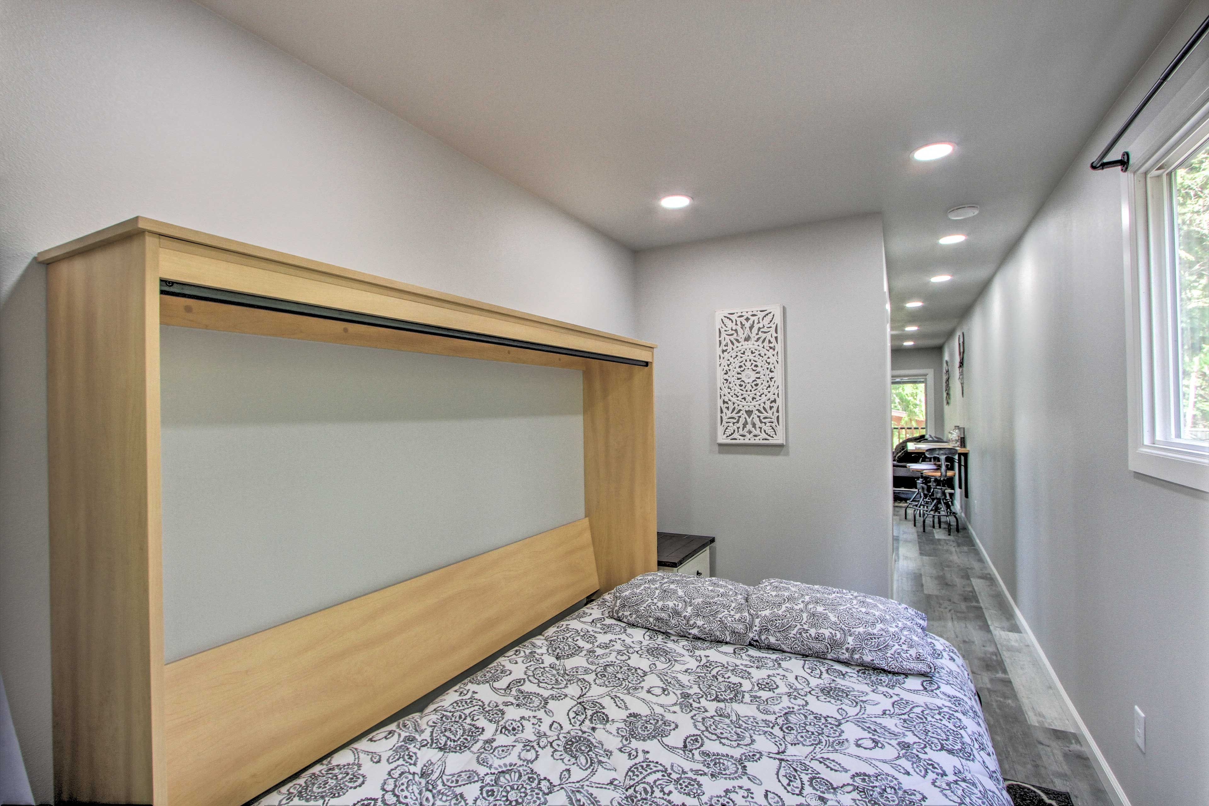 Studio | Queen Murphy Bed | Linens Provided