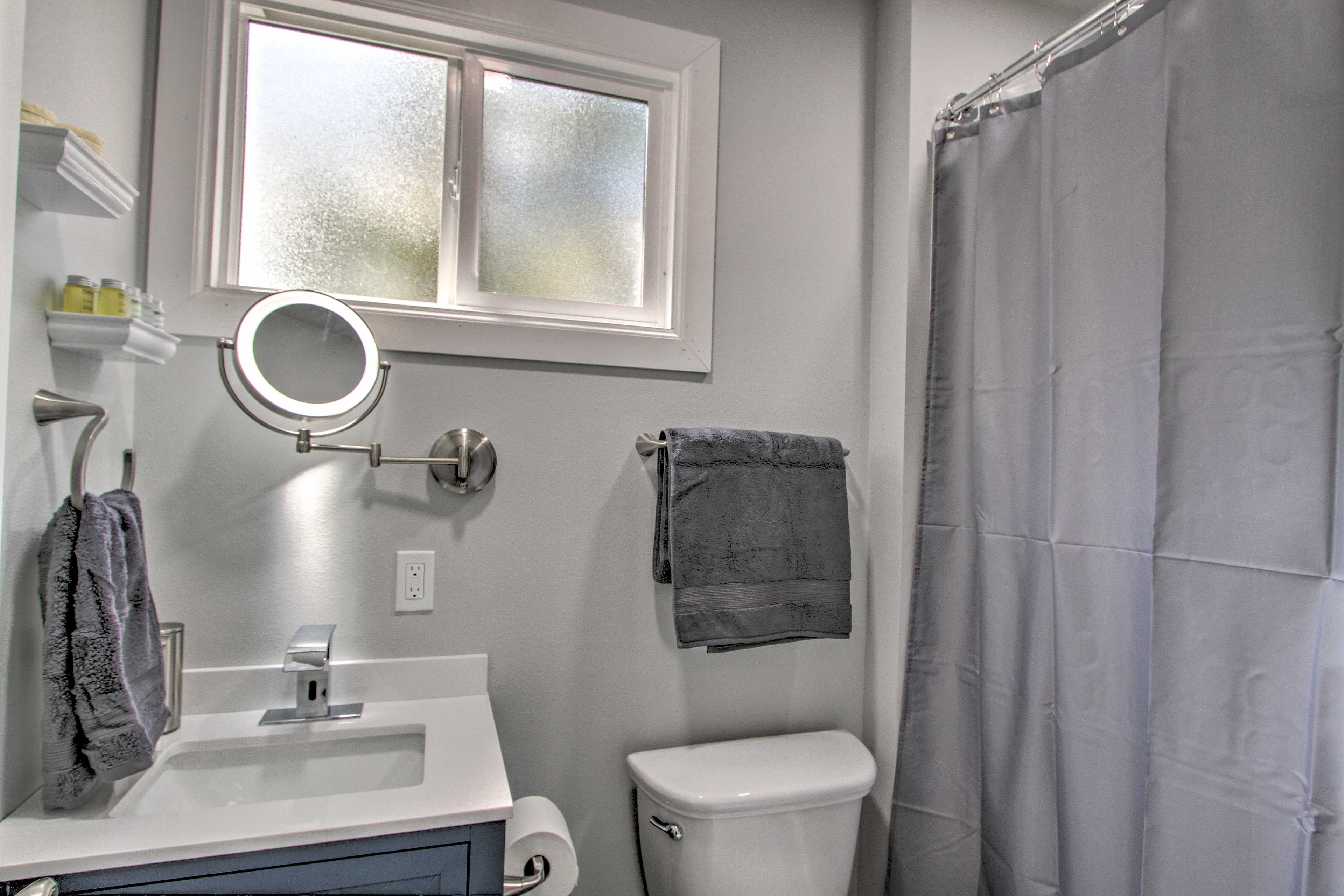 Full Bathroom | Complimentary Toiletries