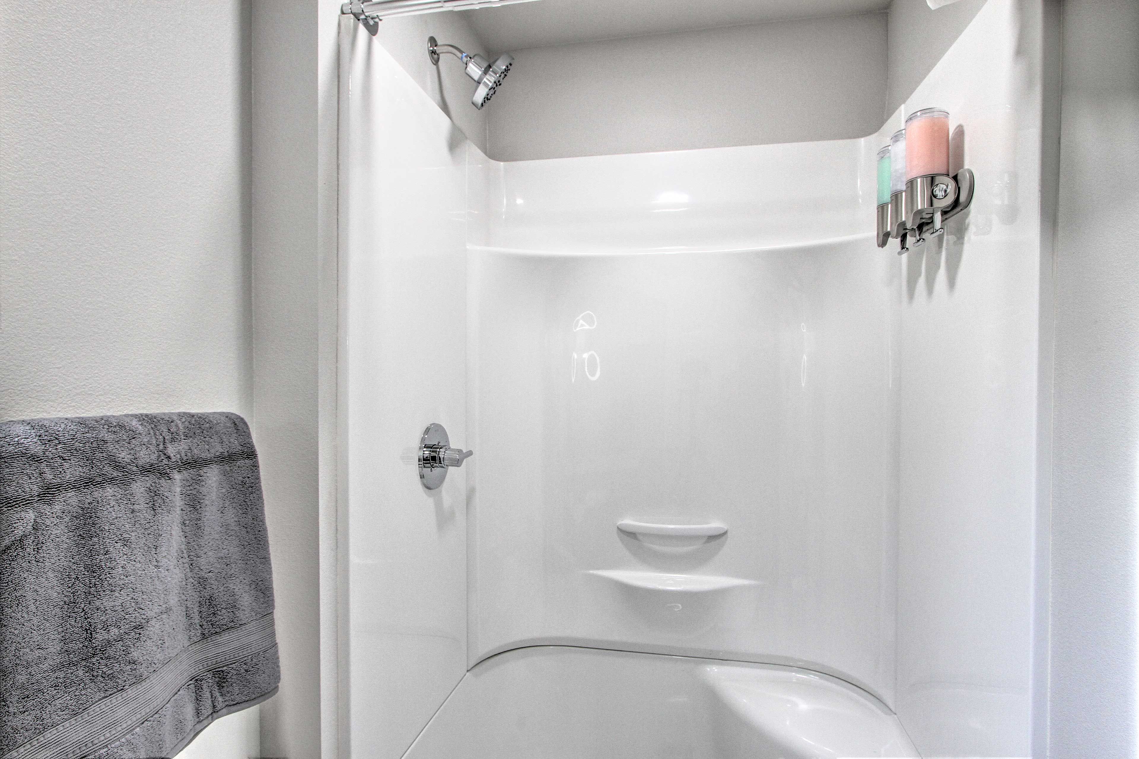 Full Bathroom | Towels Provided