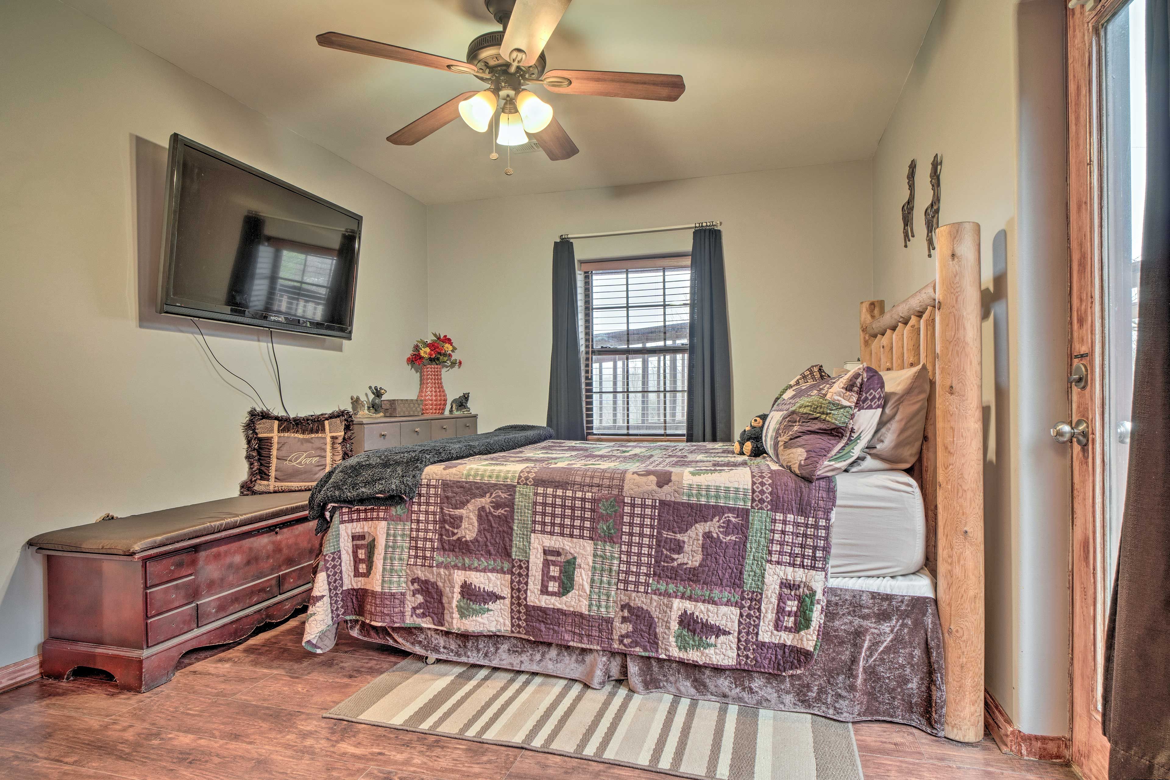 Bedroom | Smart TV w/ Amazon Prime, Hulu, Tubi, Netflix & YouTube