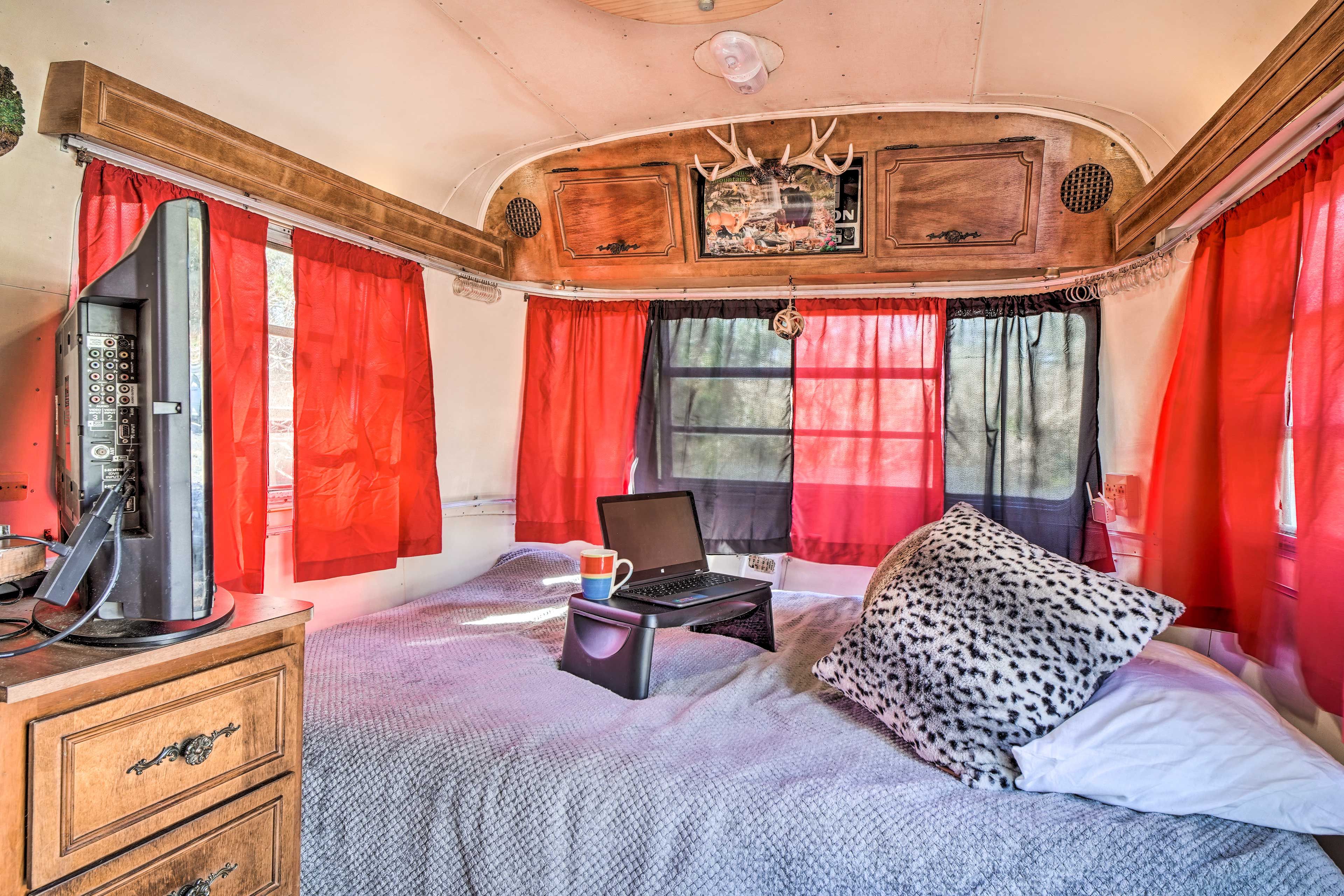 Living Area | Queen Bed