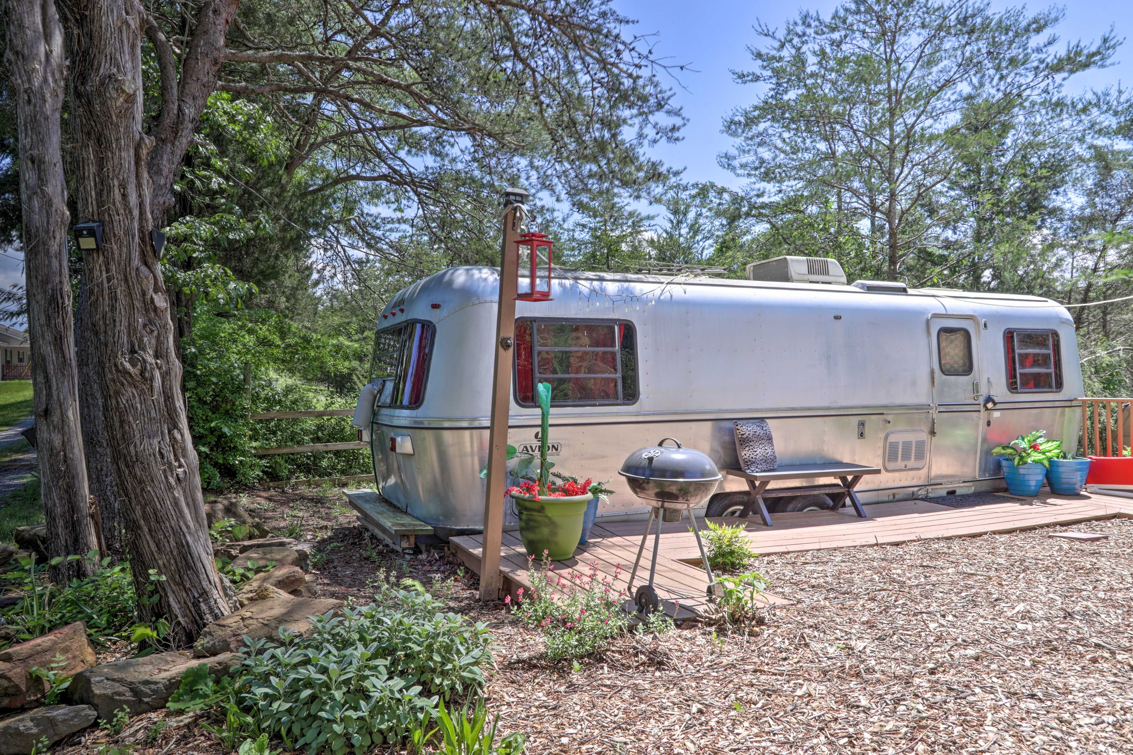 Sevierville Vacation Rental | RV Studio | 1BA | 2 Steps Required | 240 Sq Ft