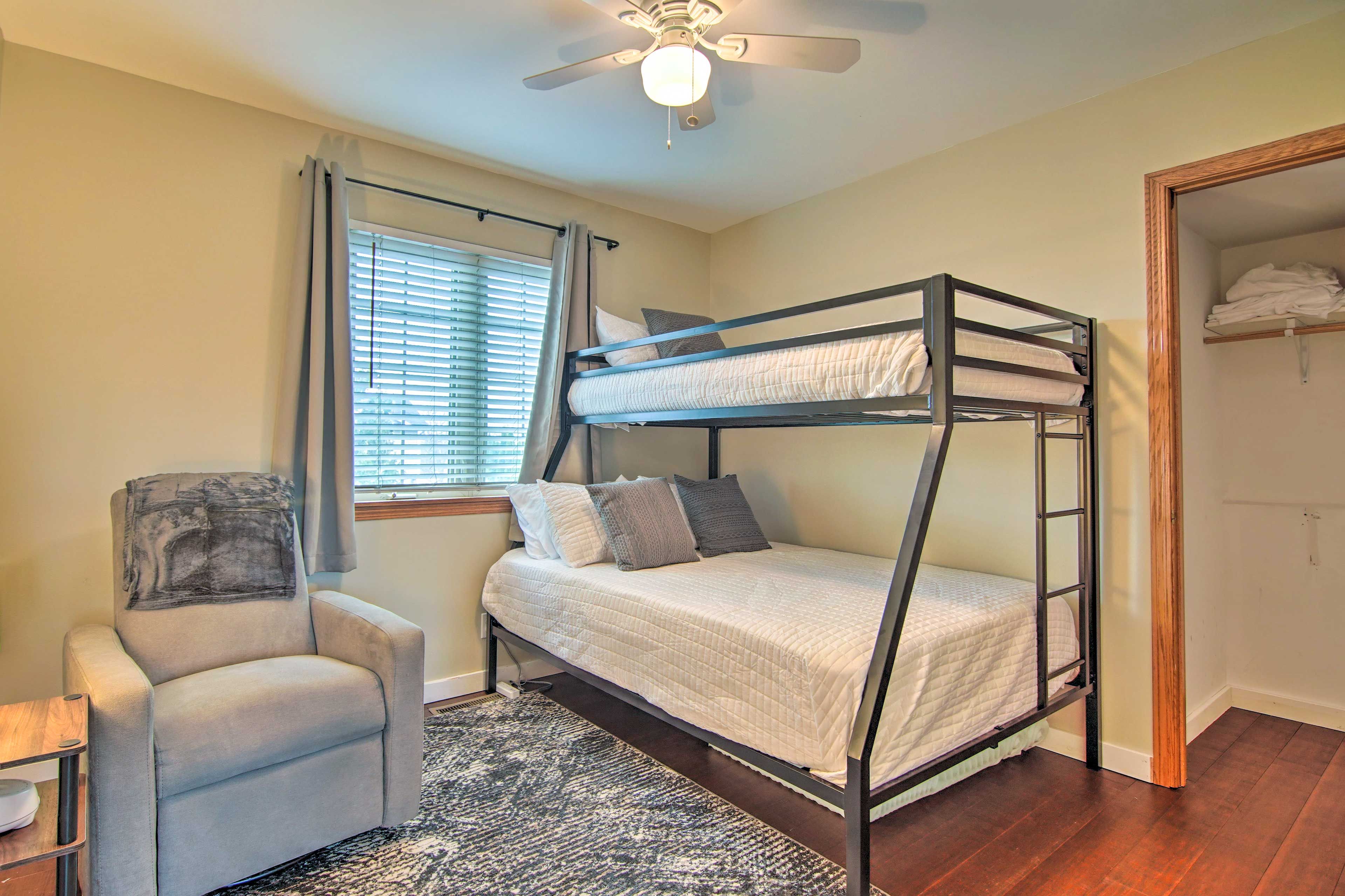 Bedroom 3 | Twin/Full Bunk Bed