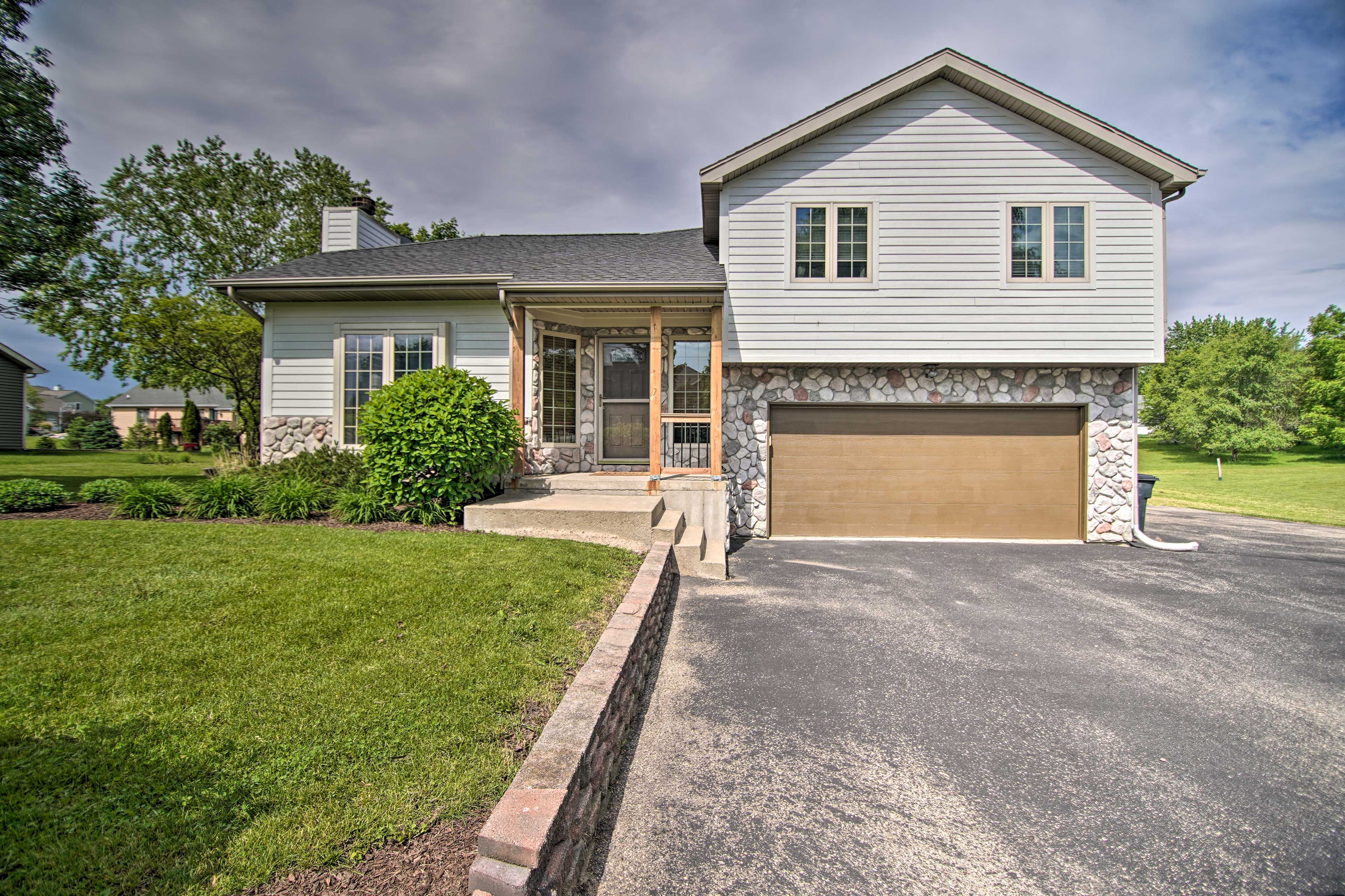 Parking | Driveway (6 Vehicles) | RV/Trailer Parking