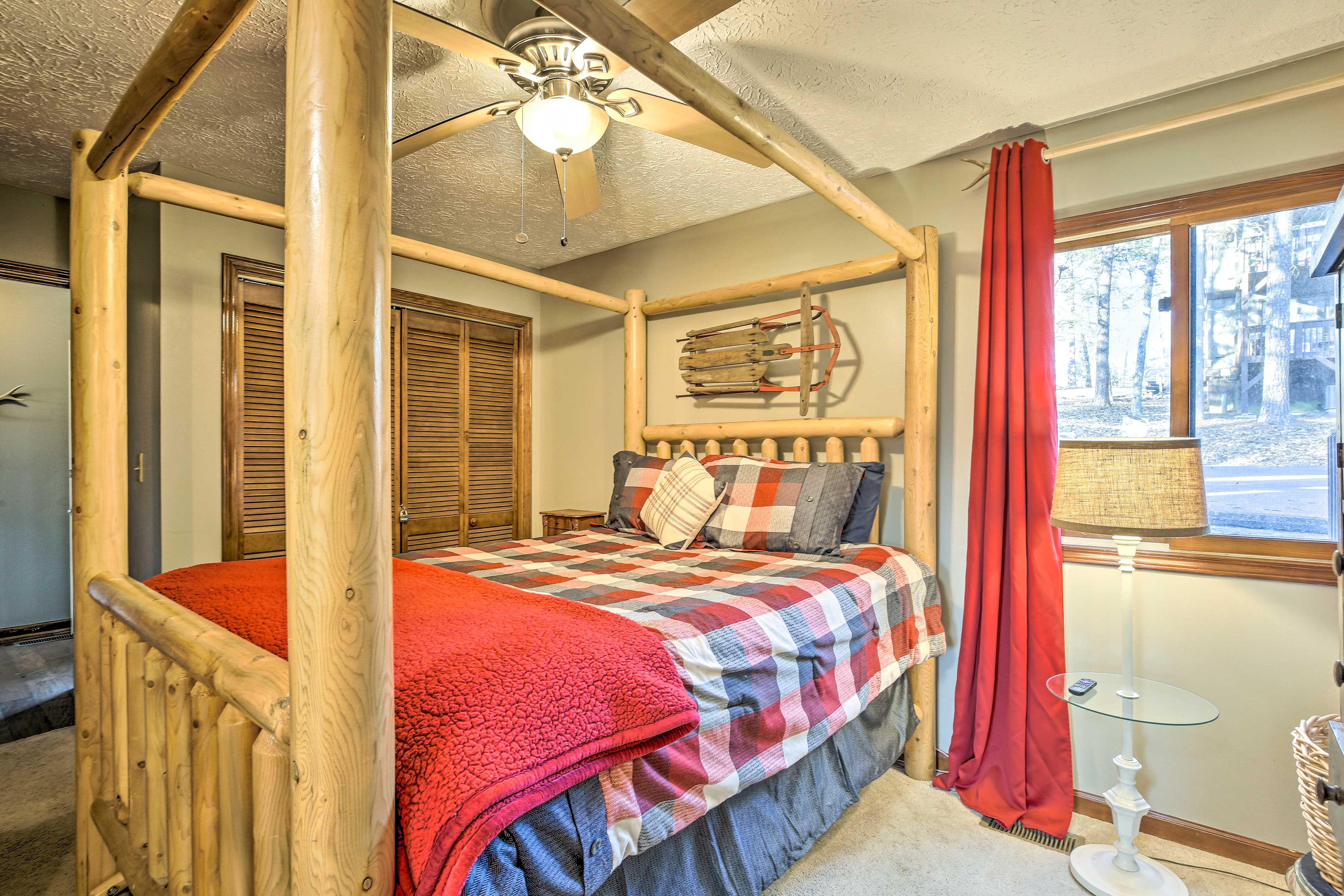 Bedroom | Queen Bed