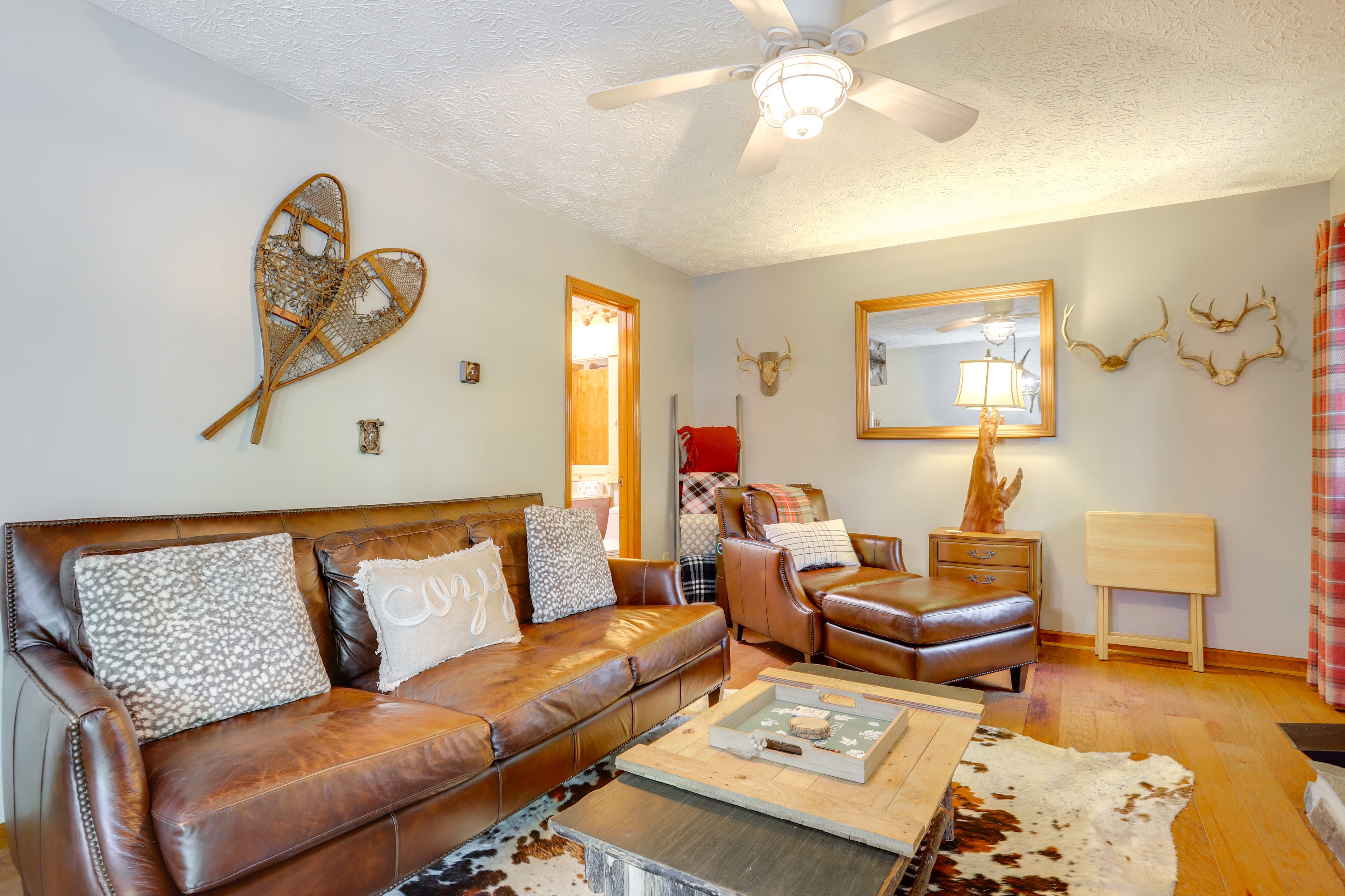 Living Room | Smart TV | Free WiFi | Single-Story Unit