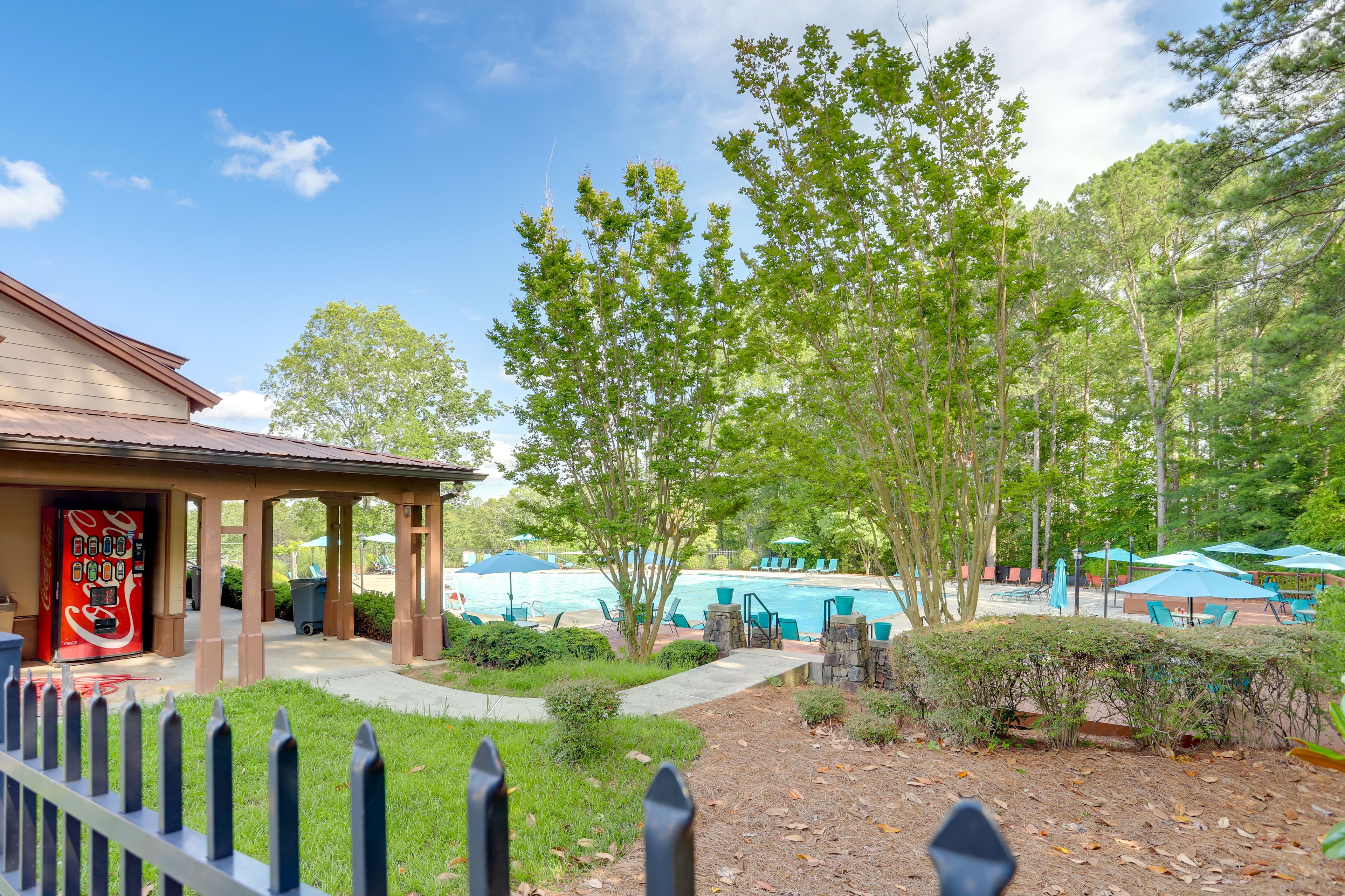 Lake Arrowhead | Community Amenities | Outdoor Pool