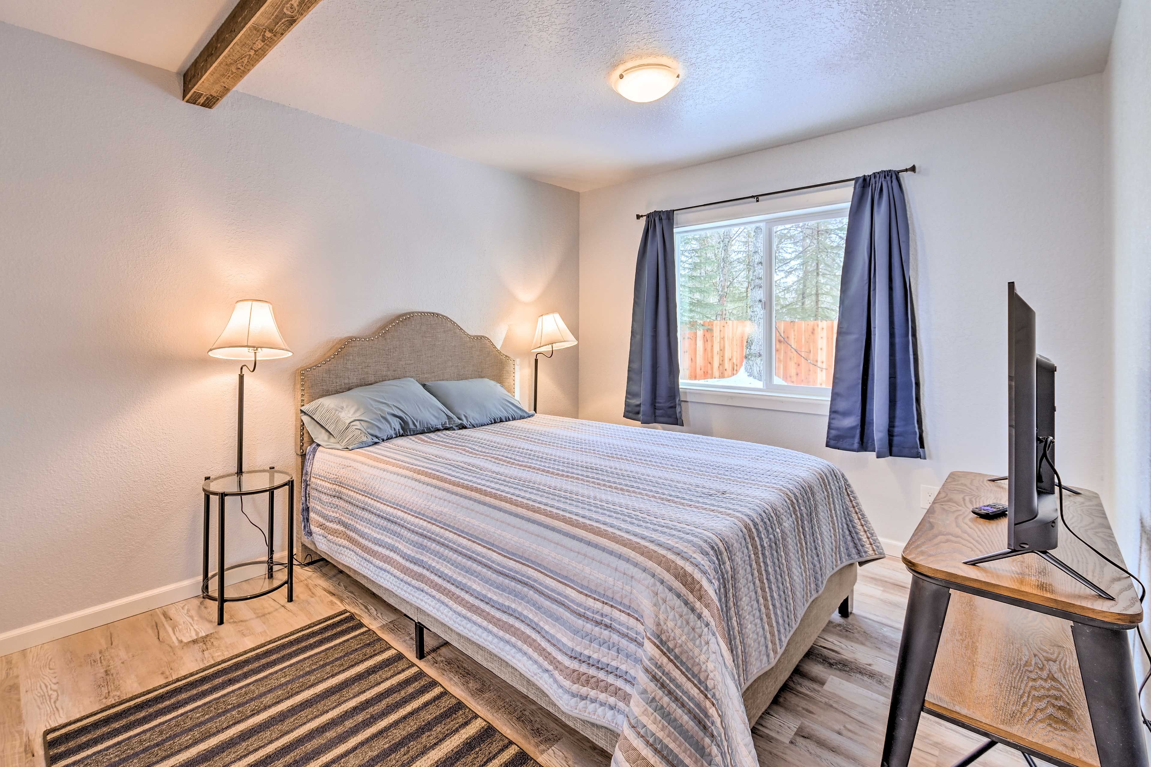 Bedroom 1 | Queen Bed