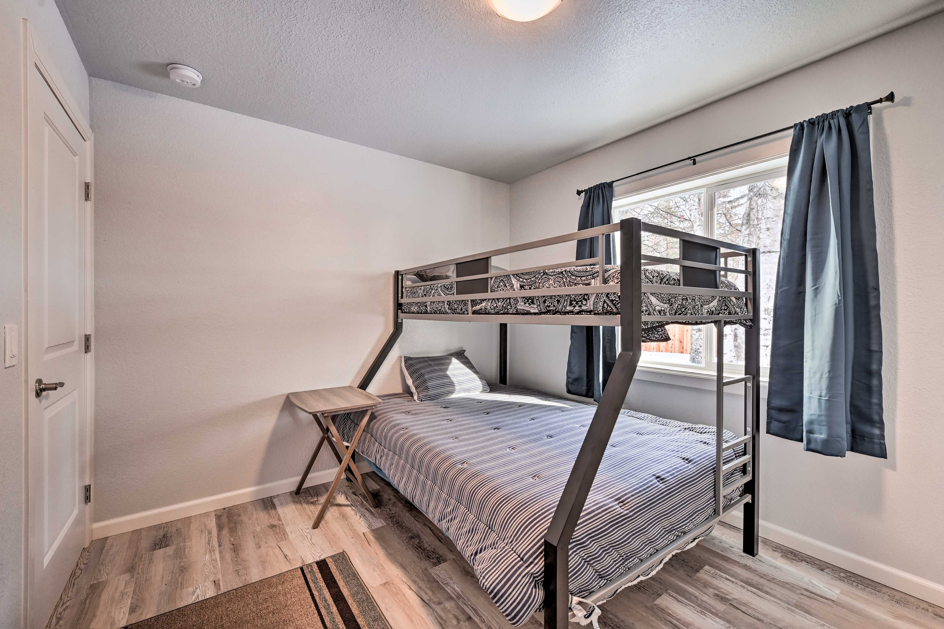 Bedroom 2 | Twin/Full Bunk Bed