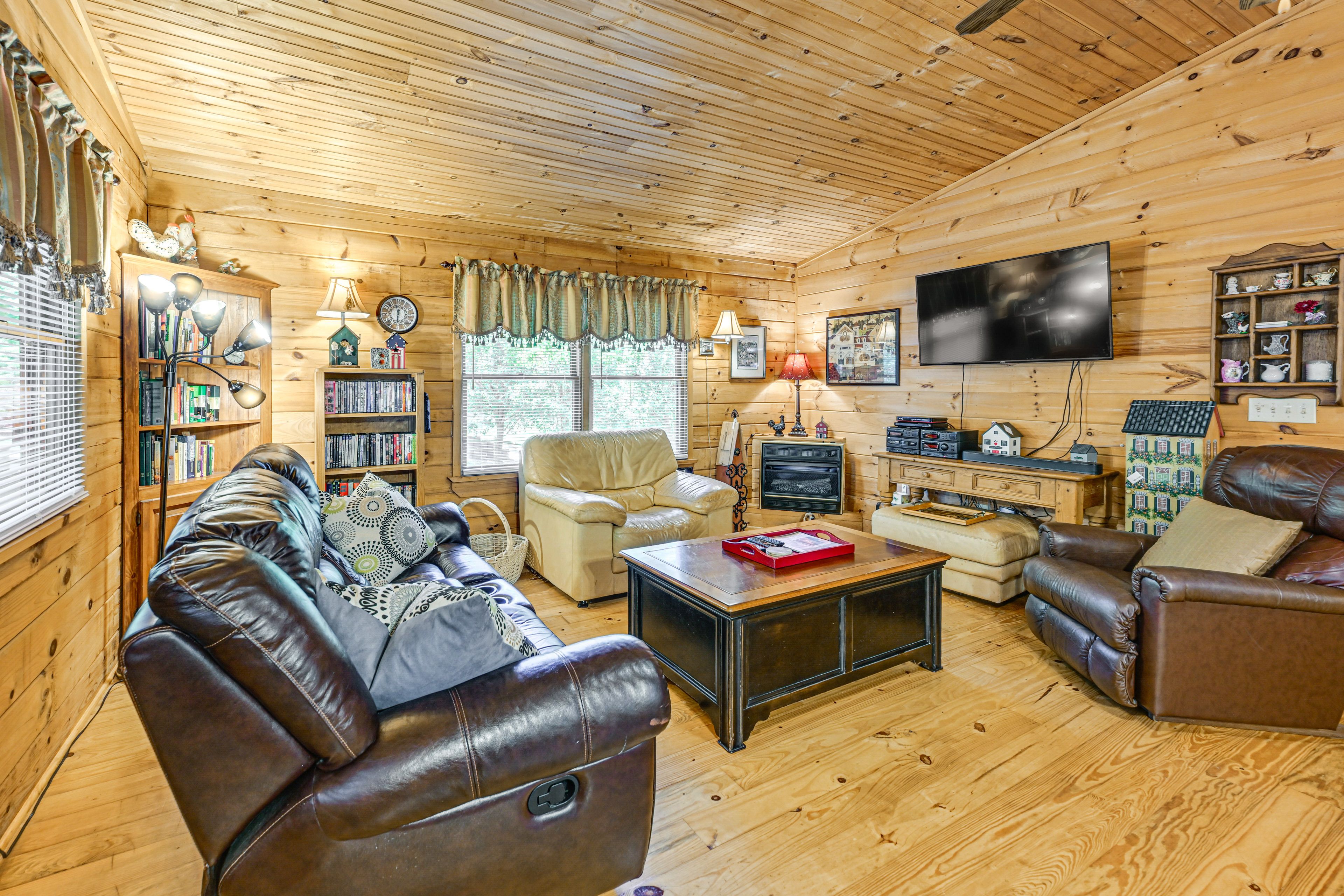 Franklin Vacation Rental | 2BR | 1BA | 785 Sq Ft | 2 Stairs Required