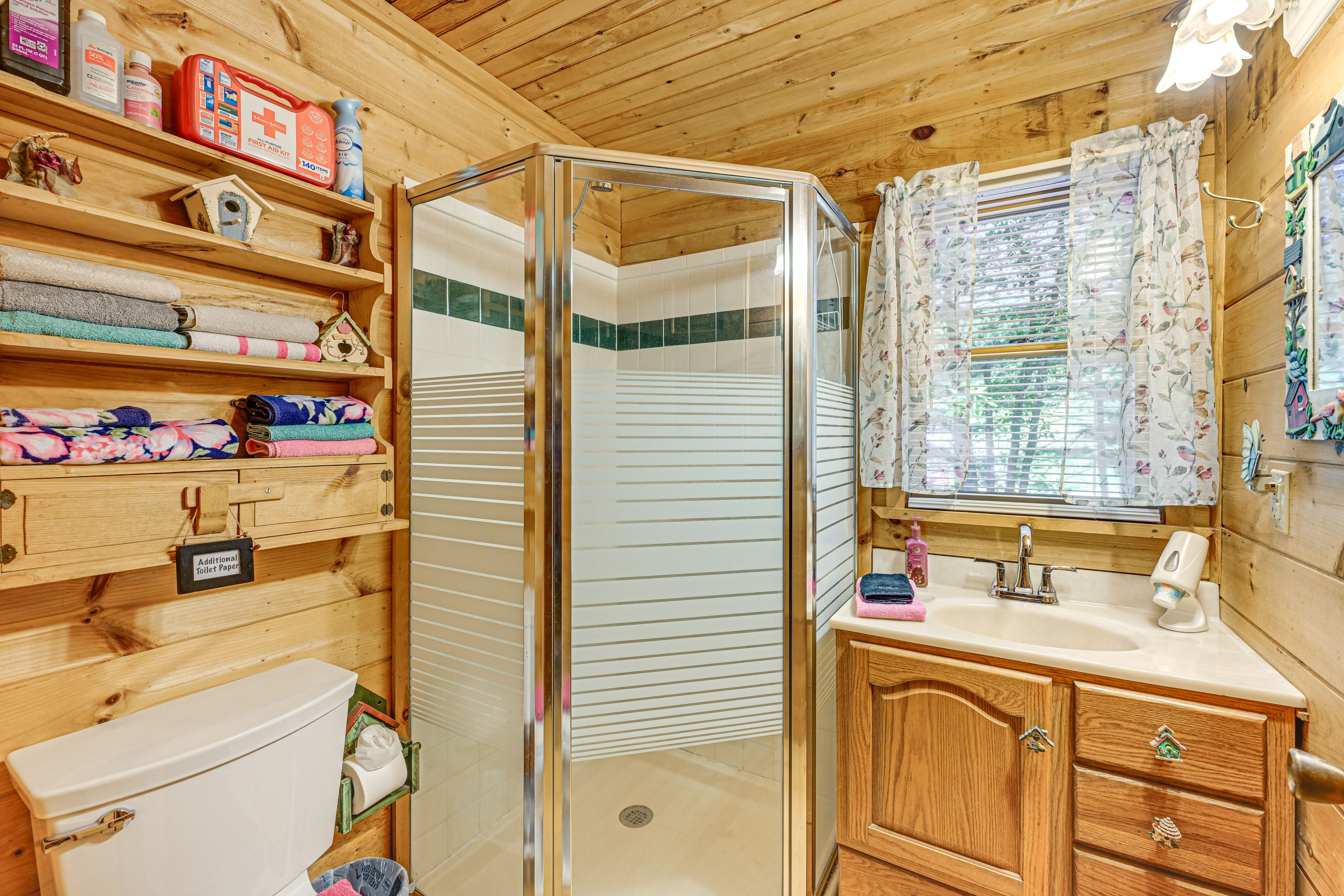 Full Bathroom | Complimentary Toiletries | Towels Provided