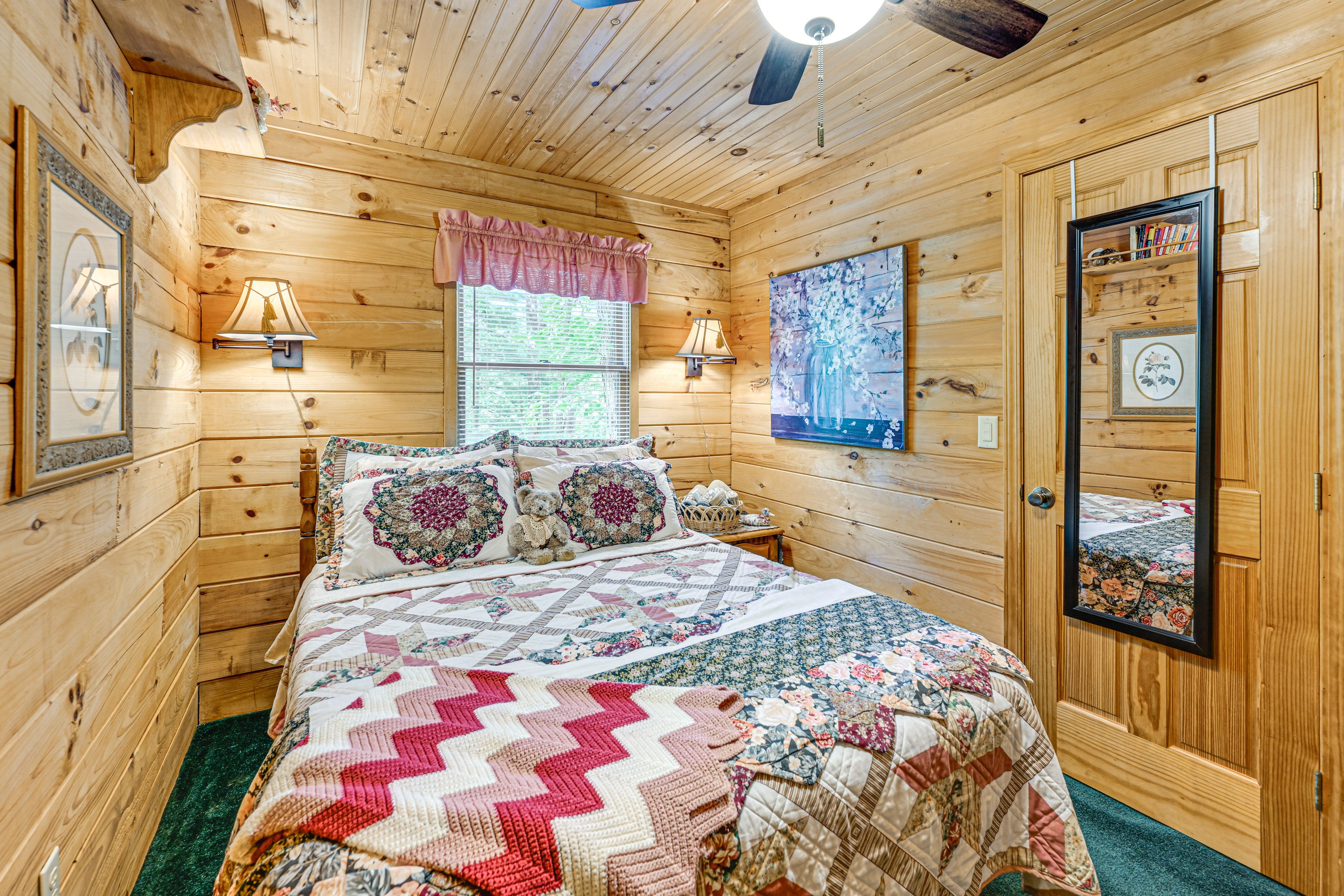 Bedroom 2 | Queen Bed