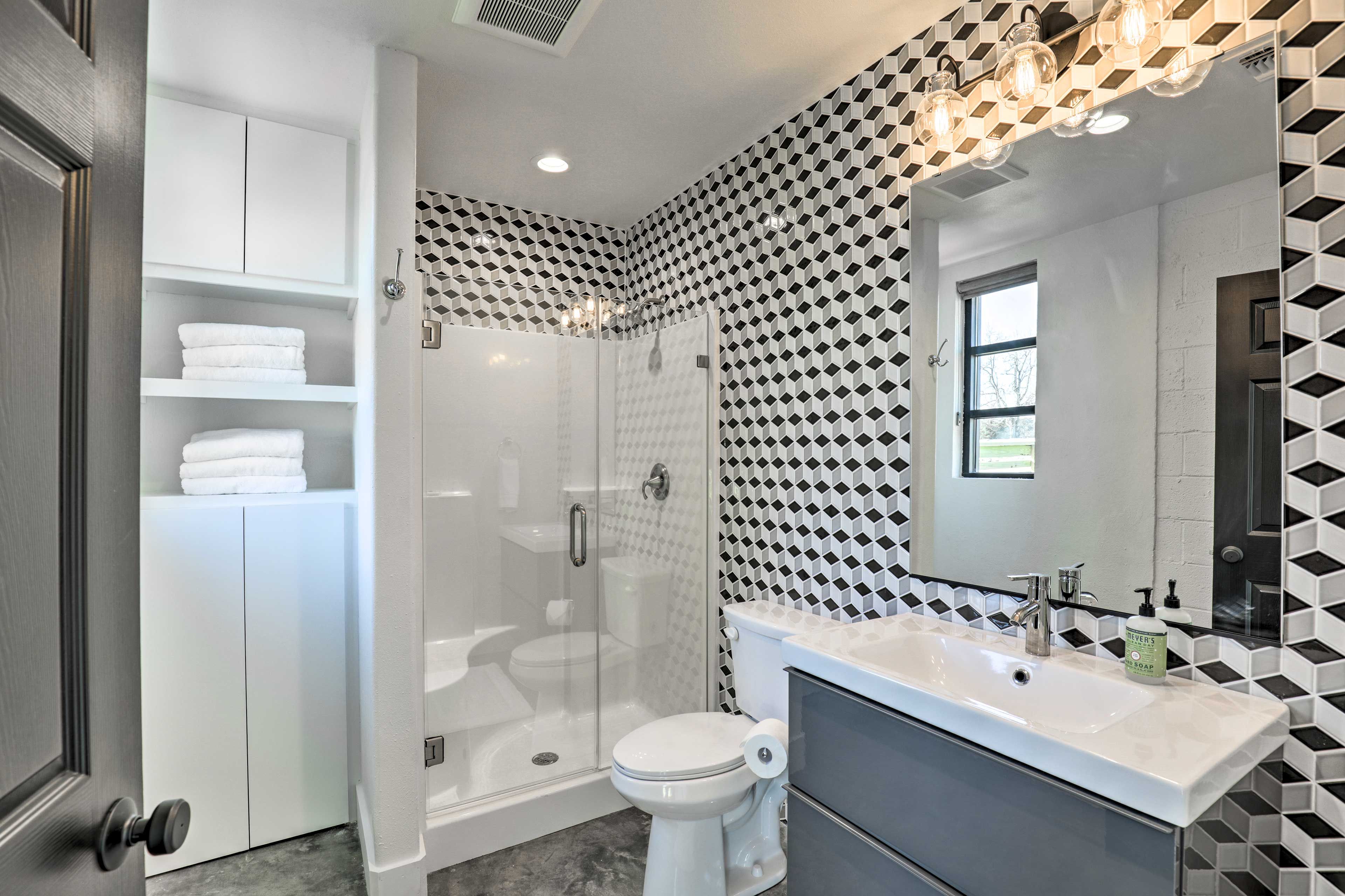 Full Bathroom | Main Level | Towels Provided