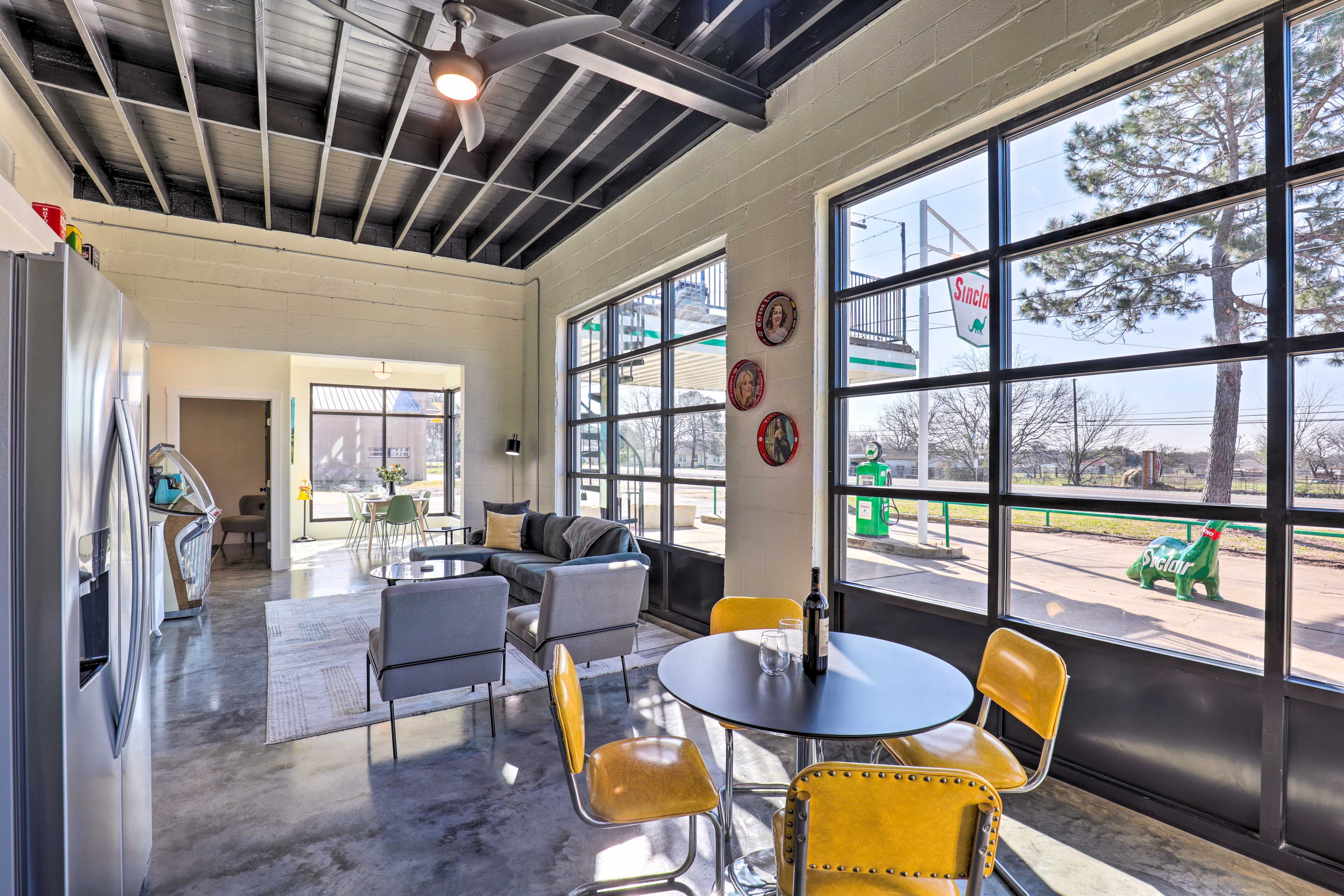 Living Space | Dining Area | Free WiFi