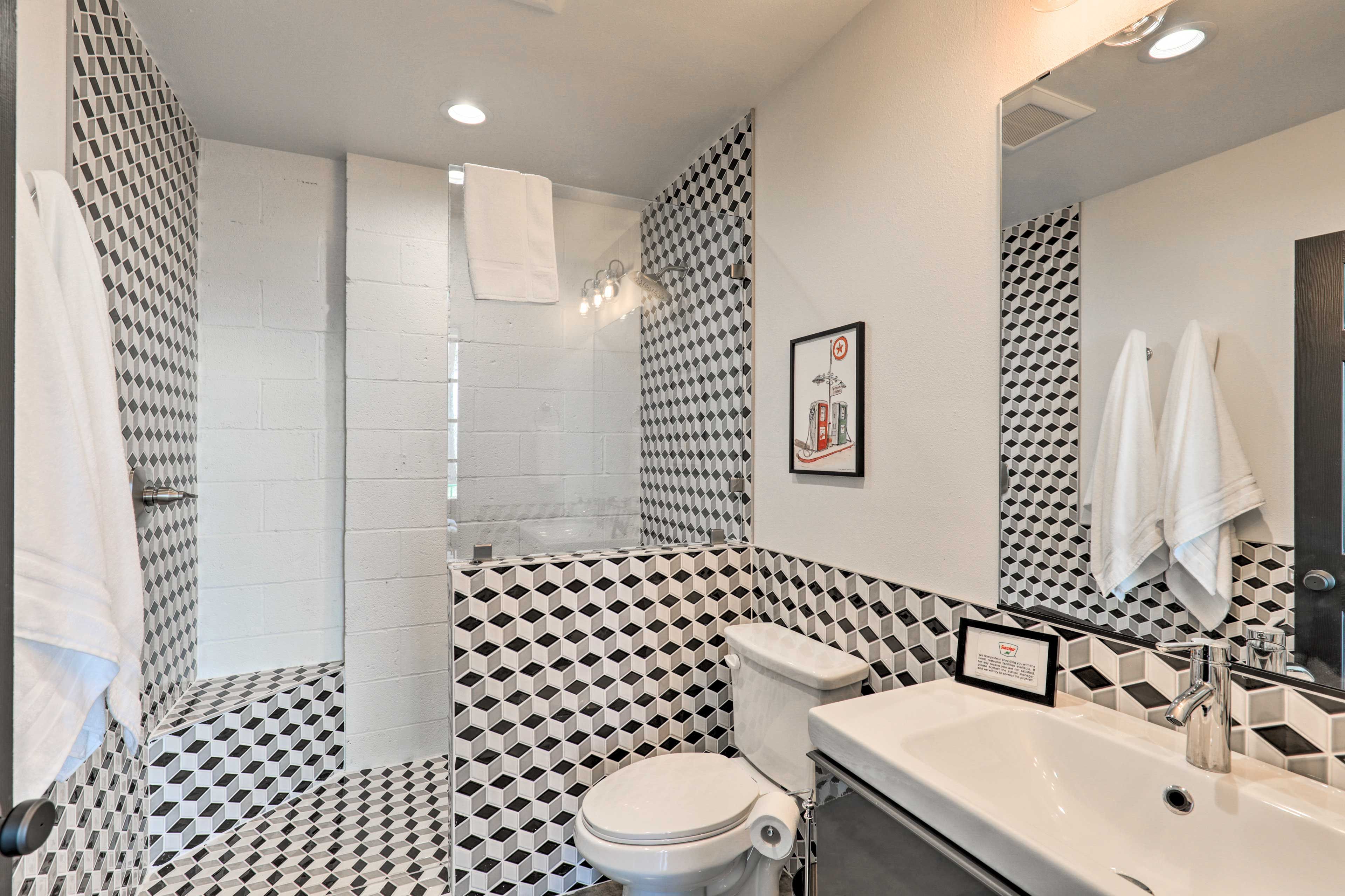 Full Bathroom | Main Level | Complimentary Toiletries