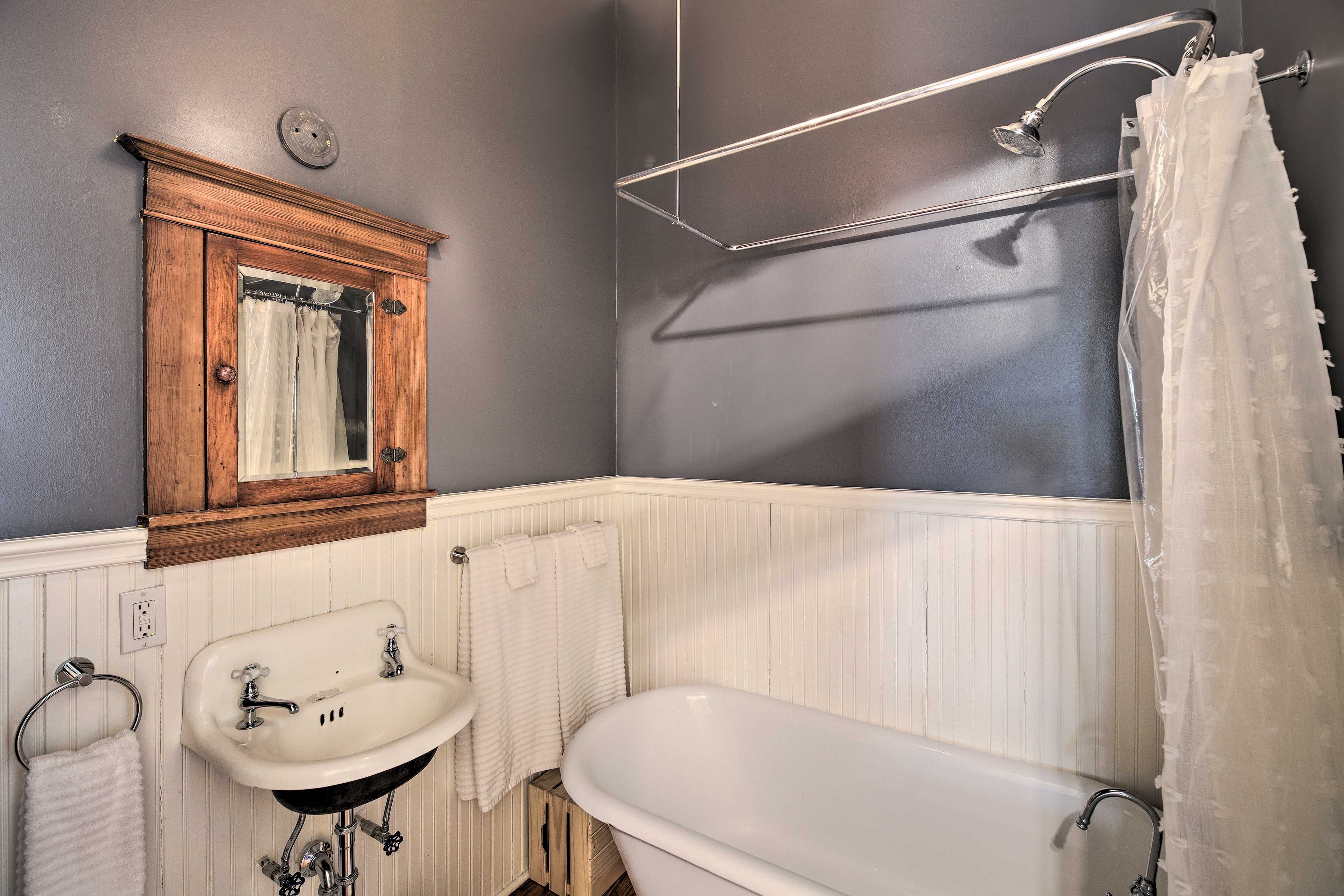 Full Bathroom | Clawfoot Bathtub | Towels Provided