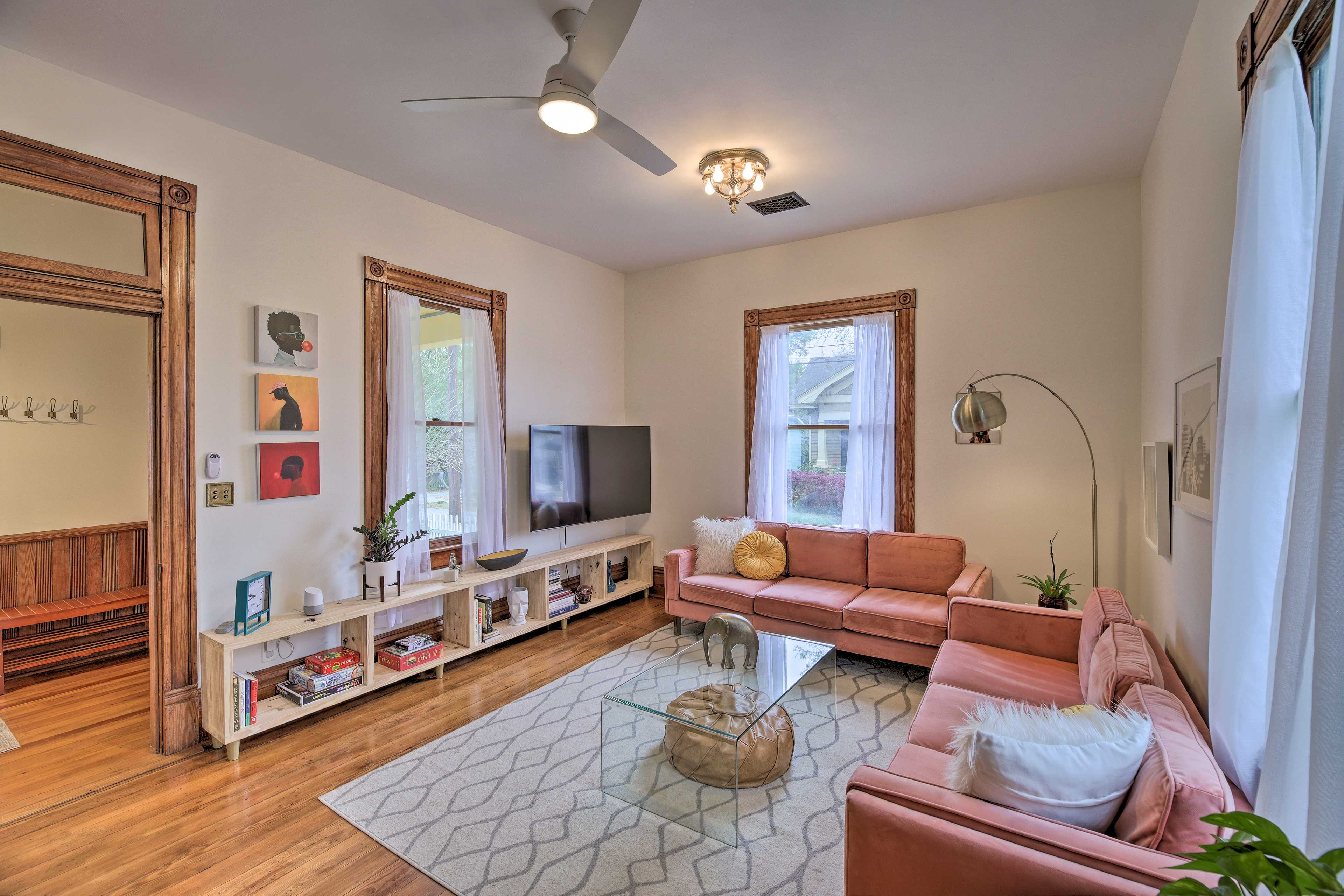 Living Room | Smart TV w/ Steaming Services