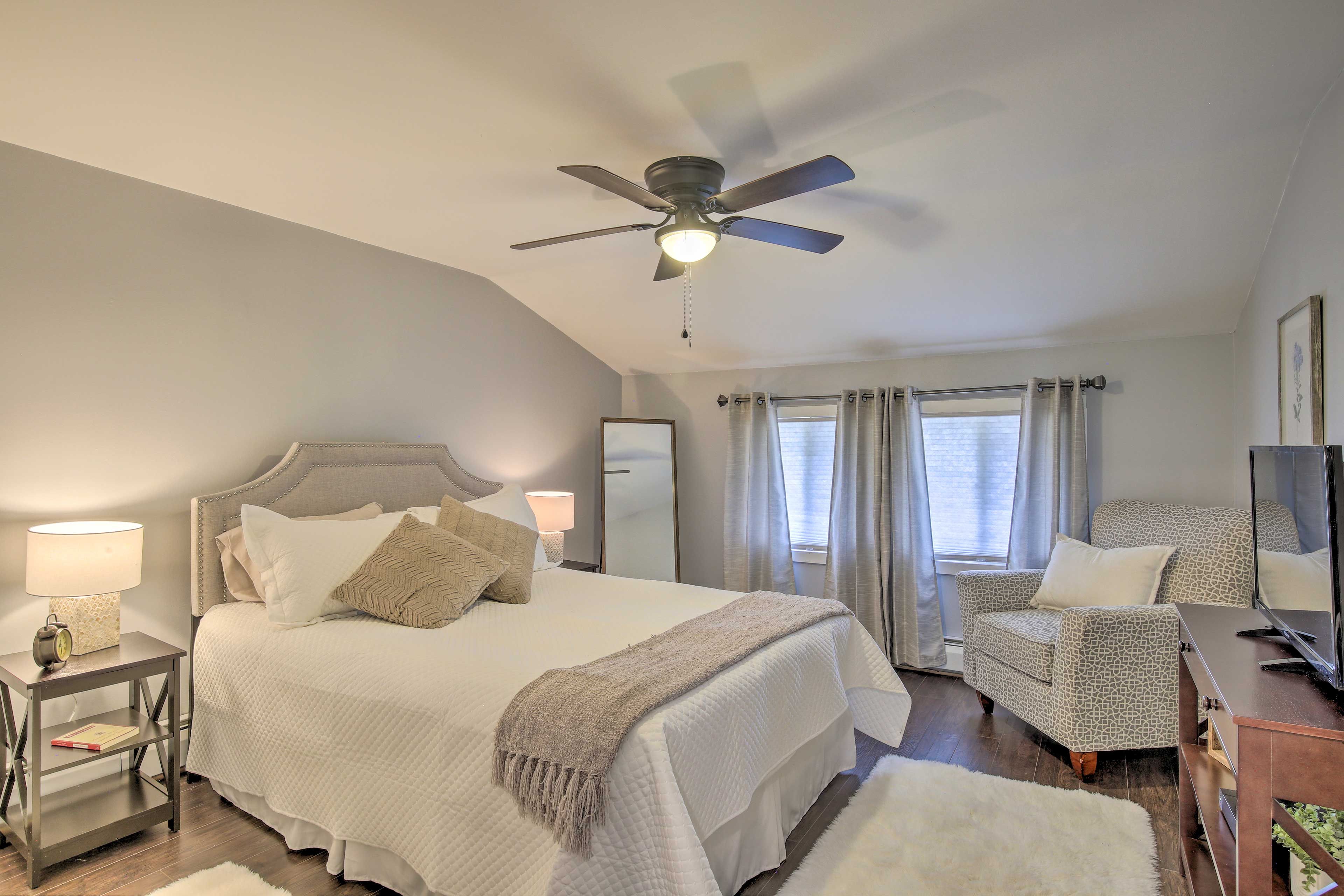 Bedroom | Queen Bed | Top Floor