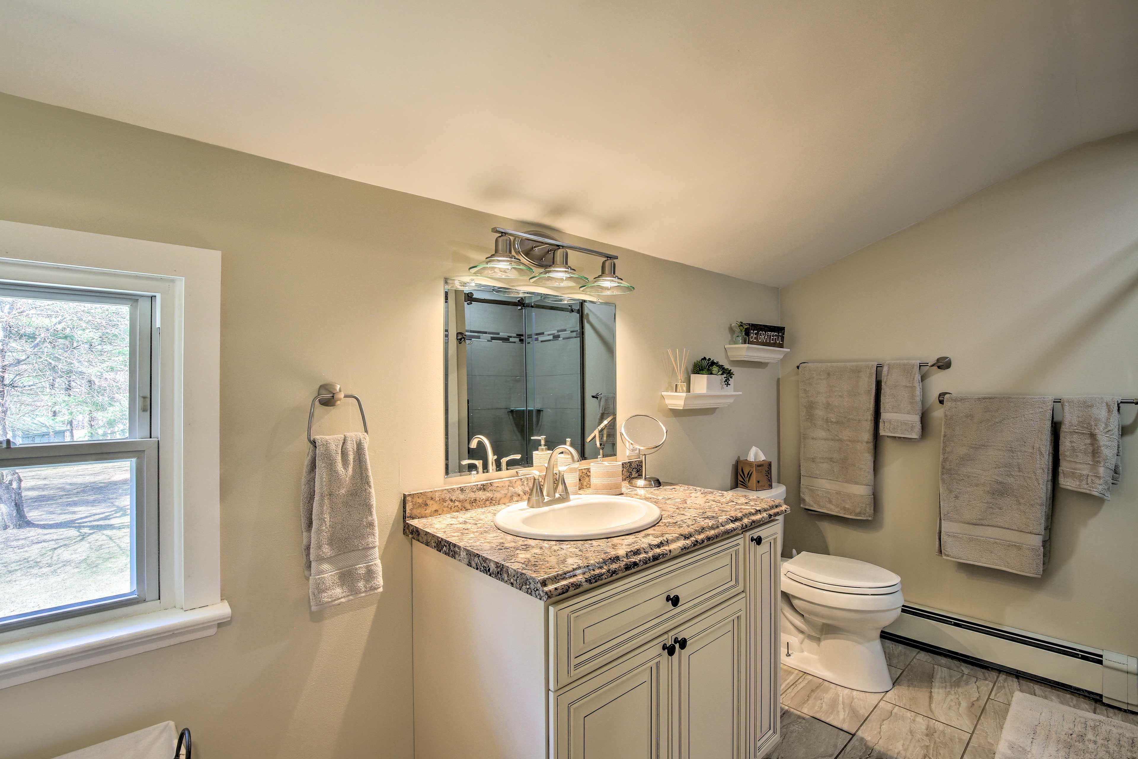 Full Bathroom | Towels Provided