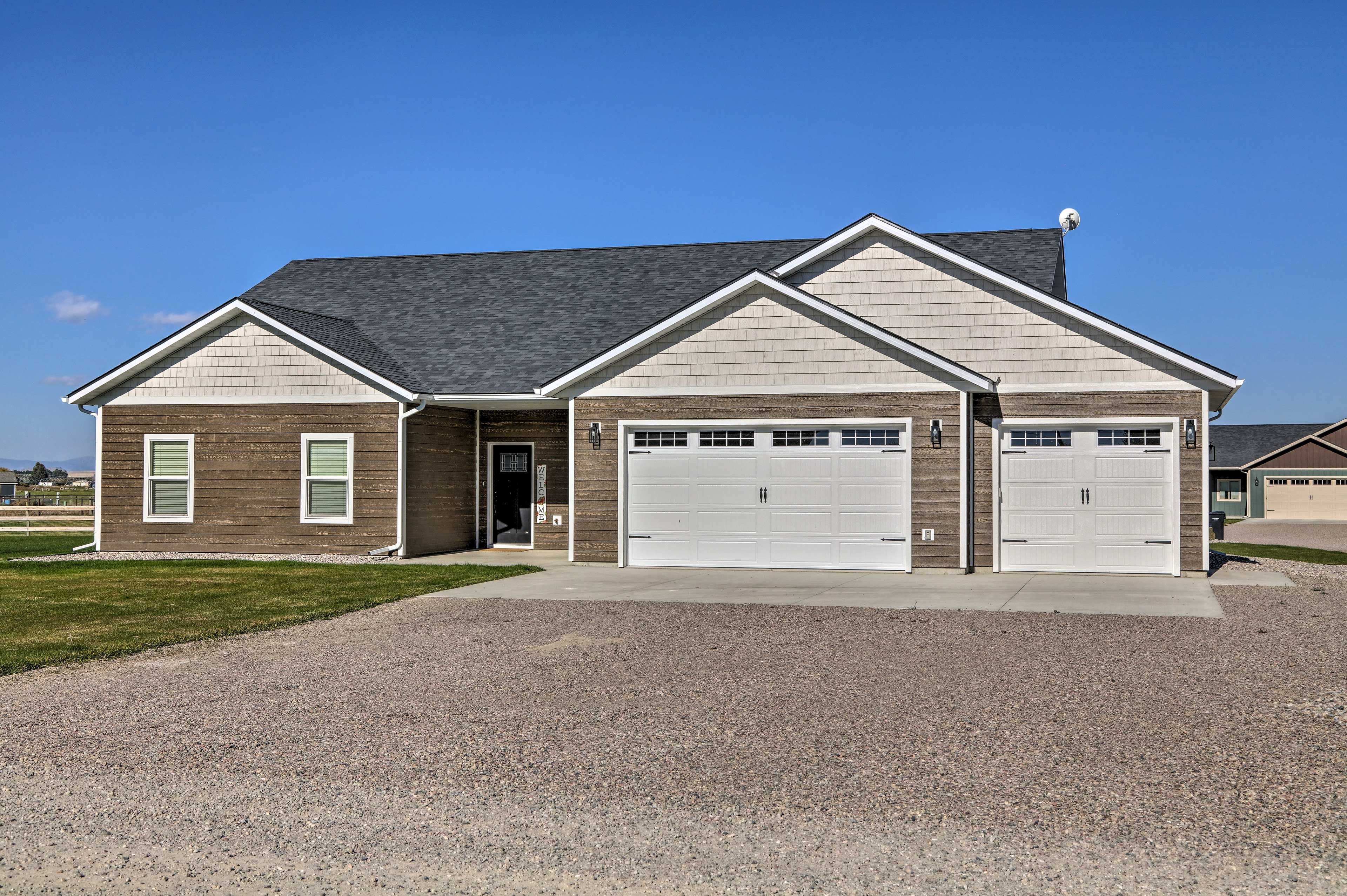 Parking | Driveway (3 Vehicles) | Garage (3 Vehicles) | RV/Trailer Parking