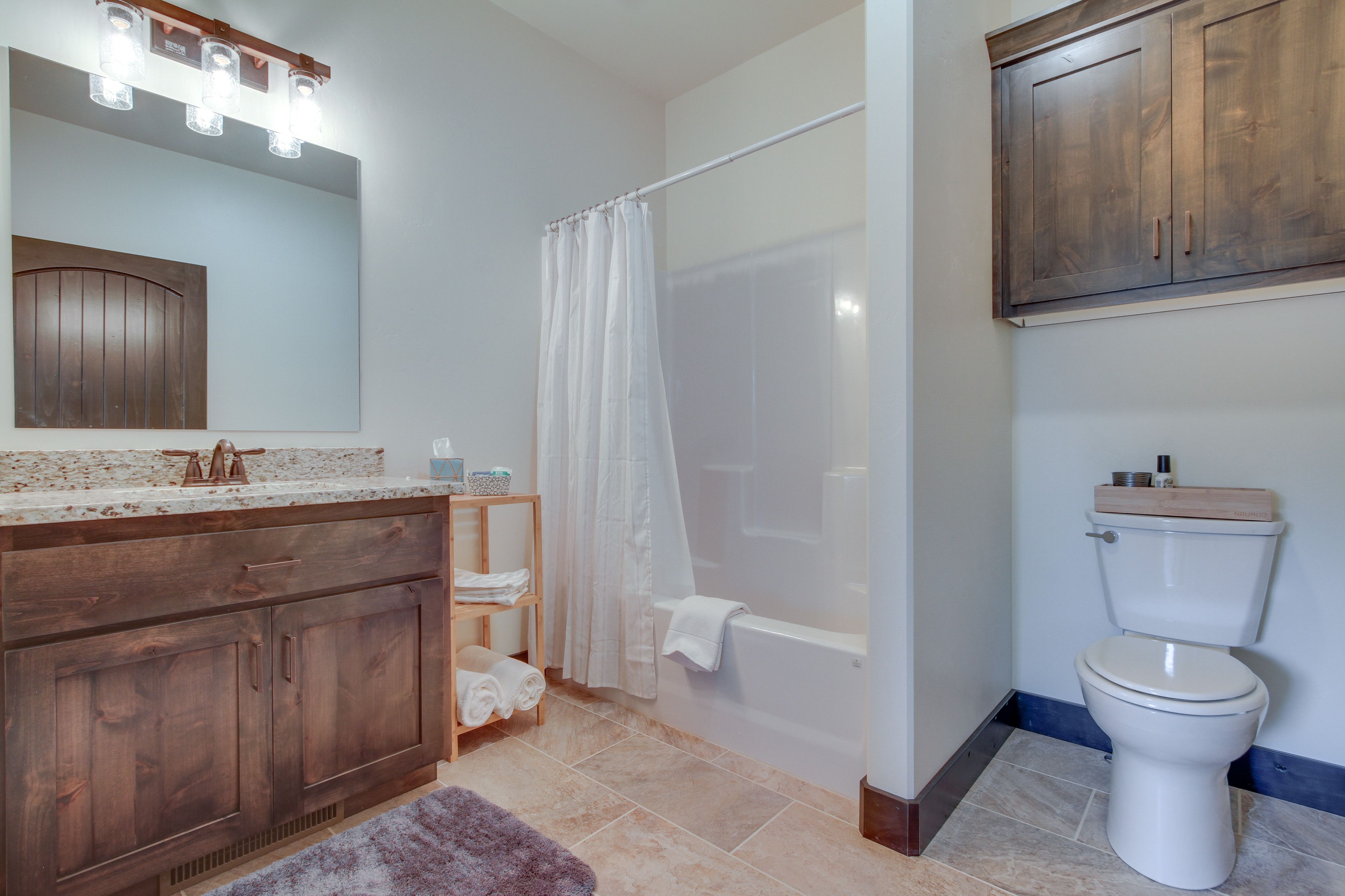 Full Bathroom | Hair Dryer | Towels Provided
