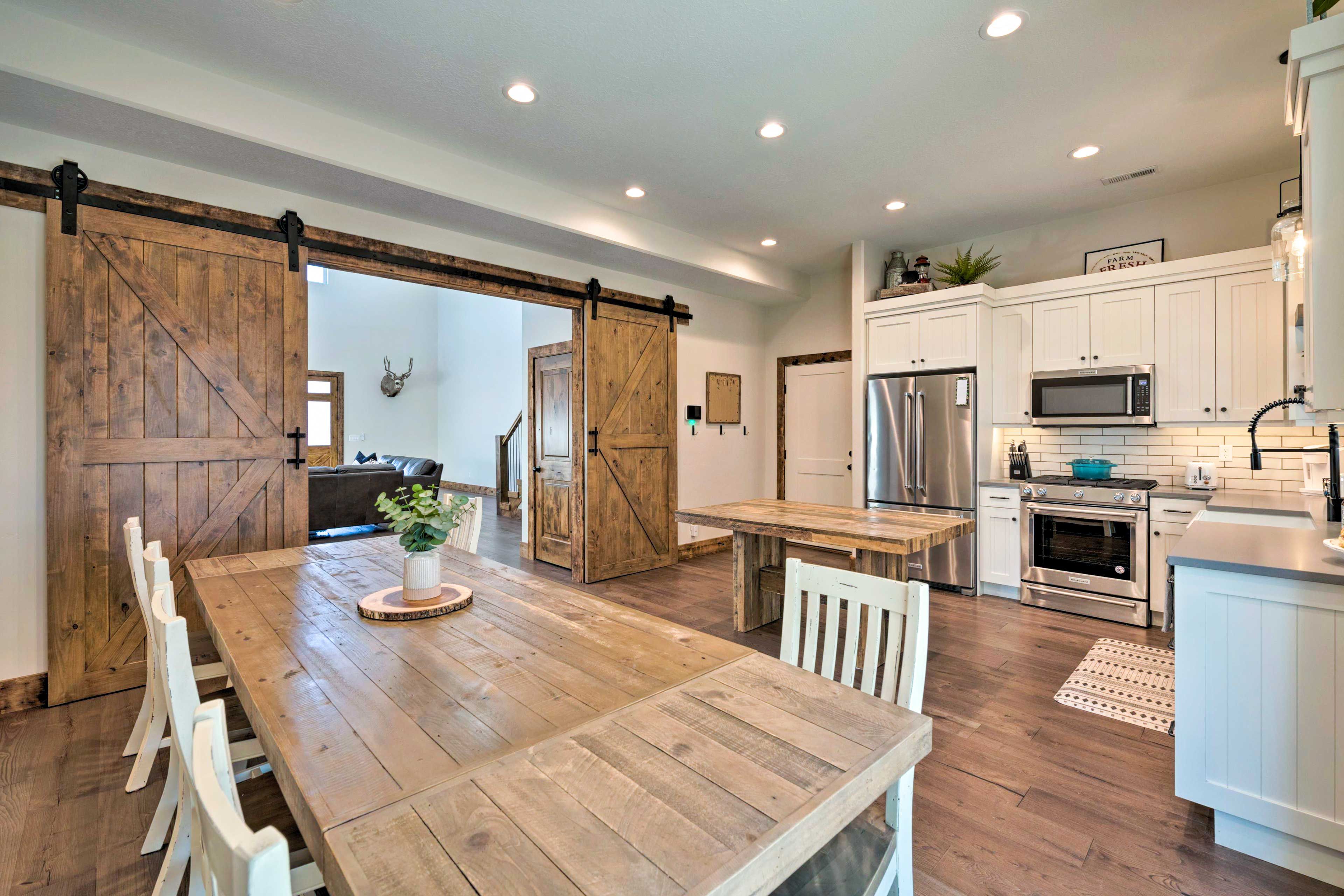 Kitchen & Dining