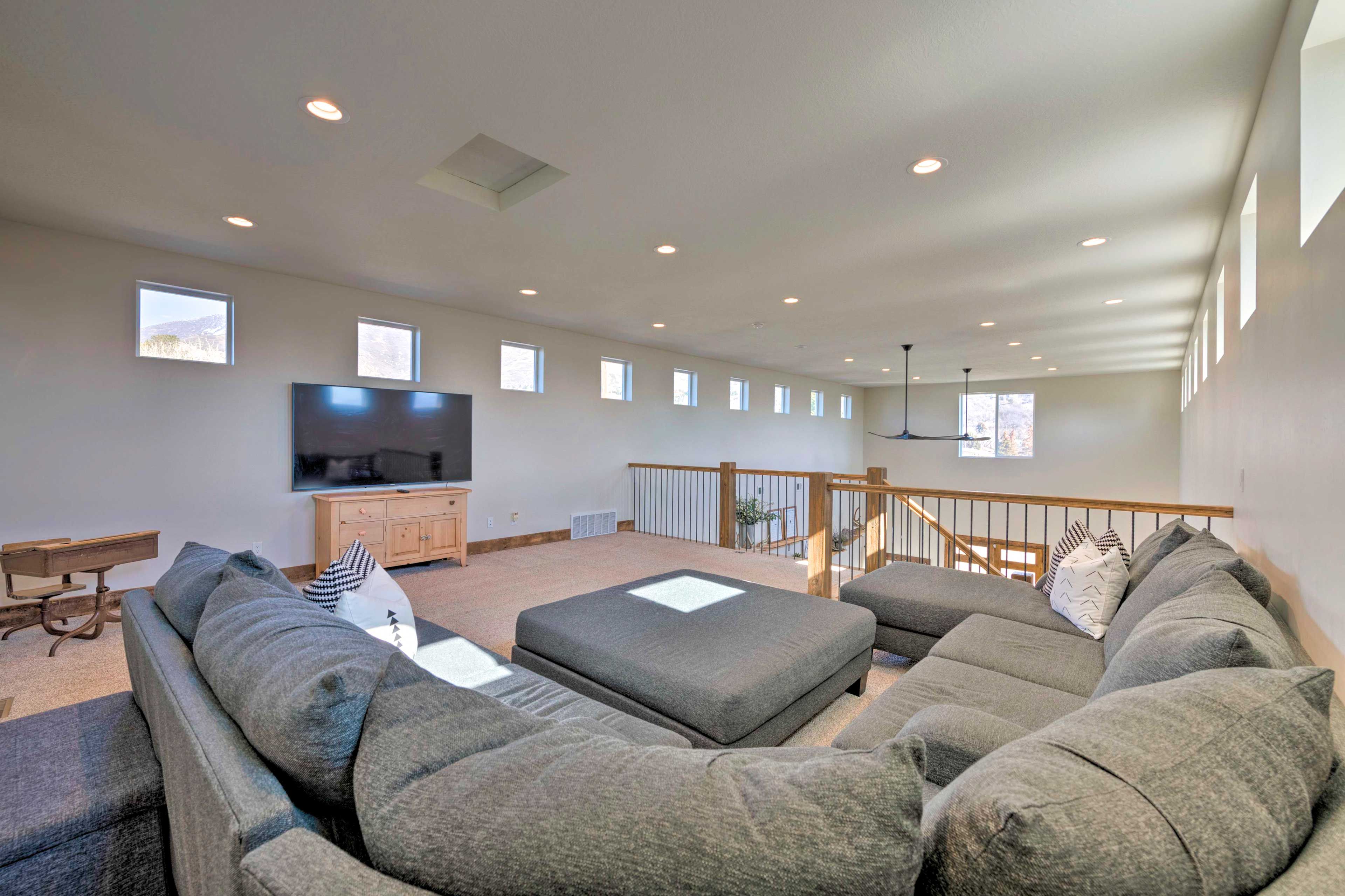Loft | Smart TV | Laptop-Friendly Workspace