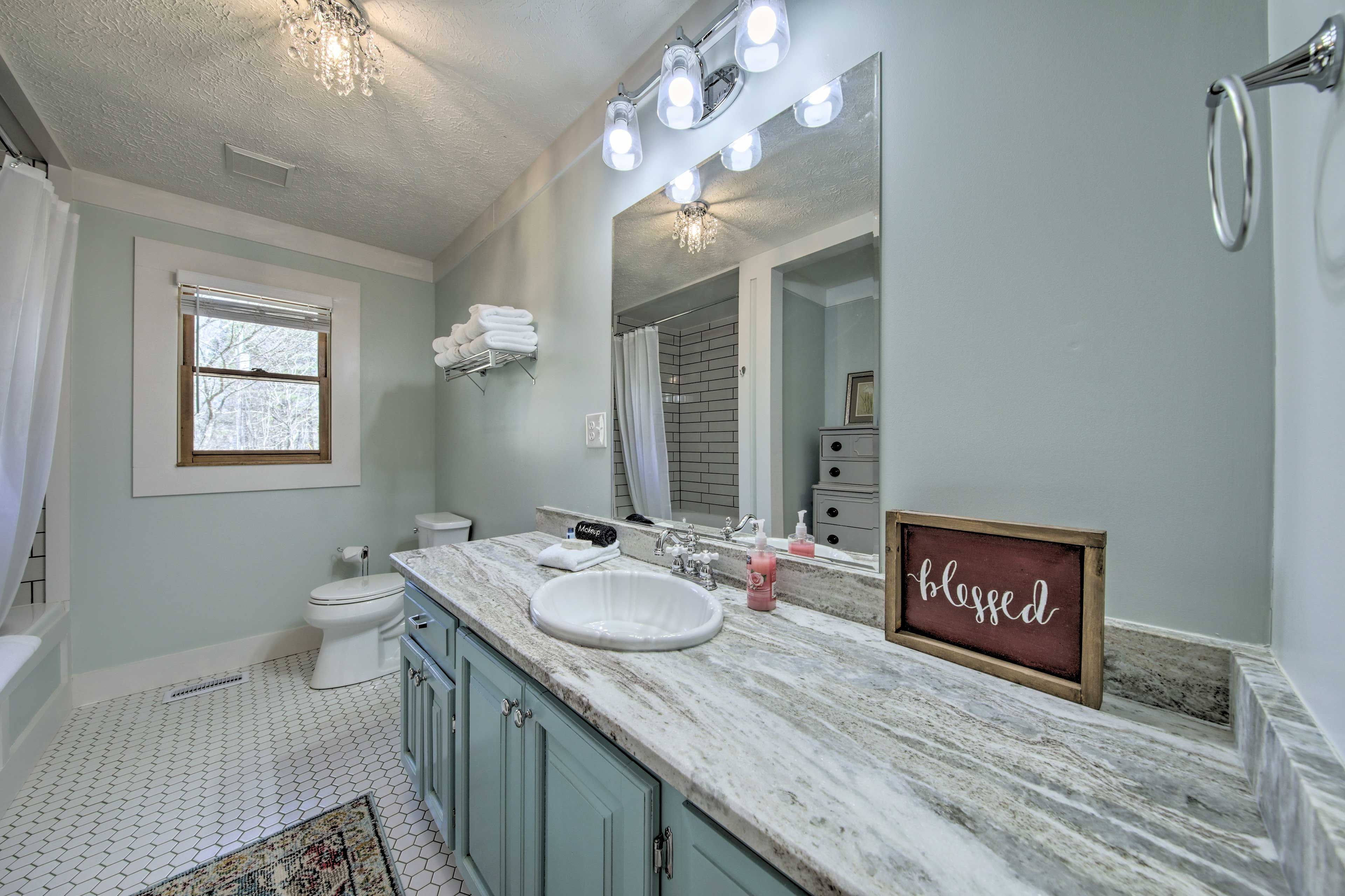 Full Bathroom | Towels Provided