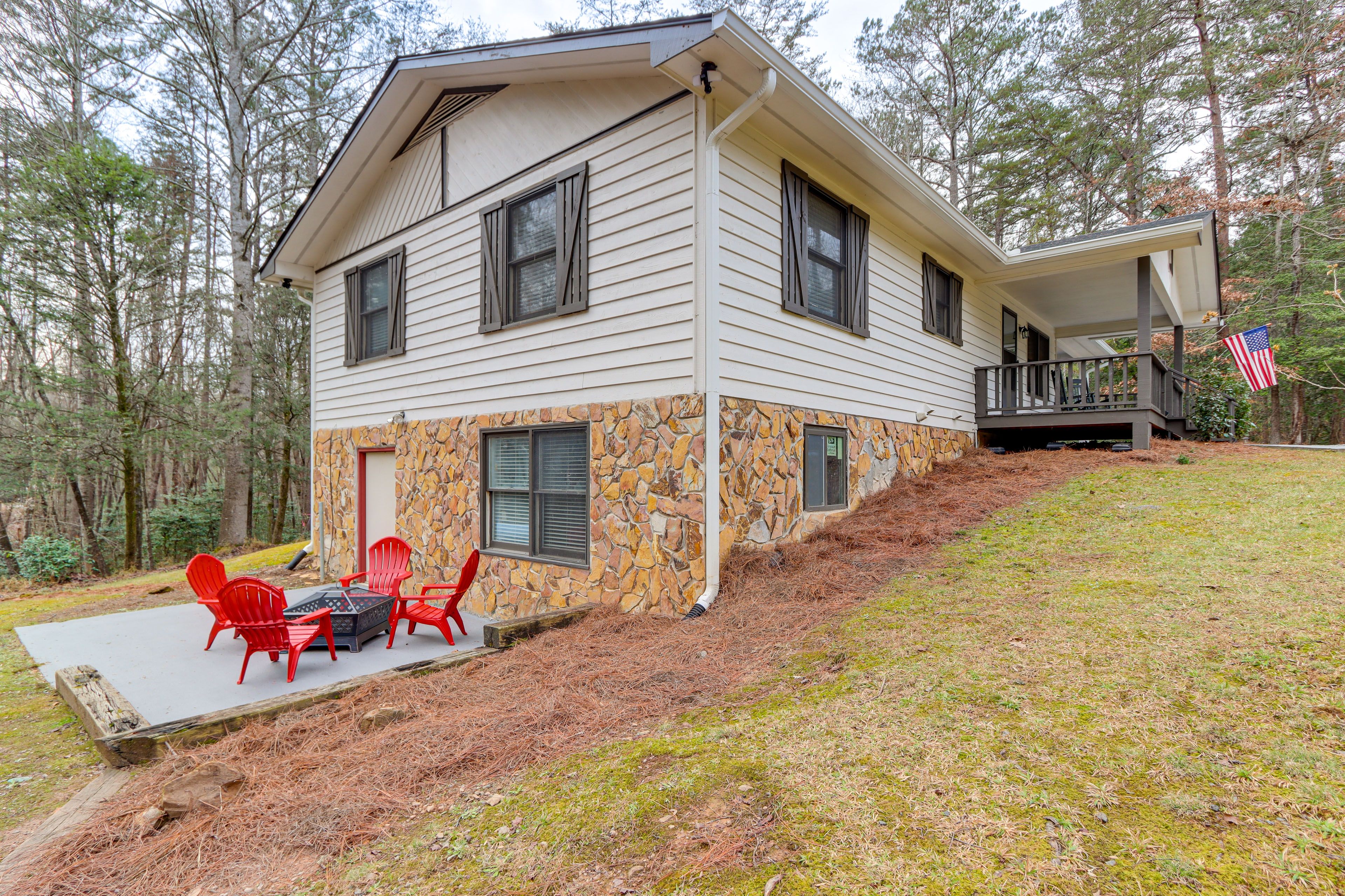 Side Patio | Fire Pit w/ Seating