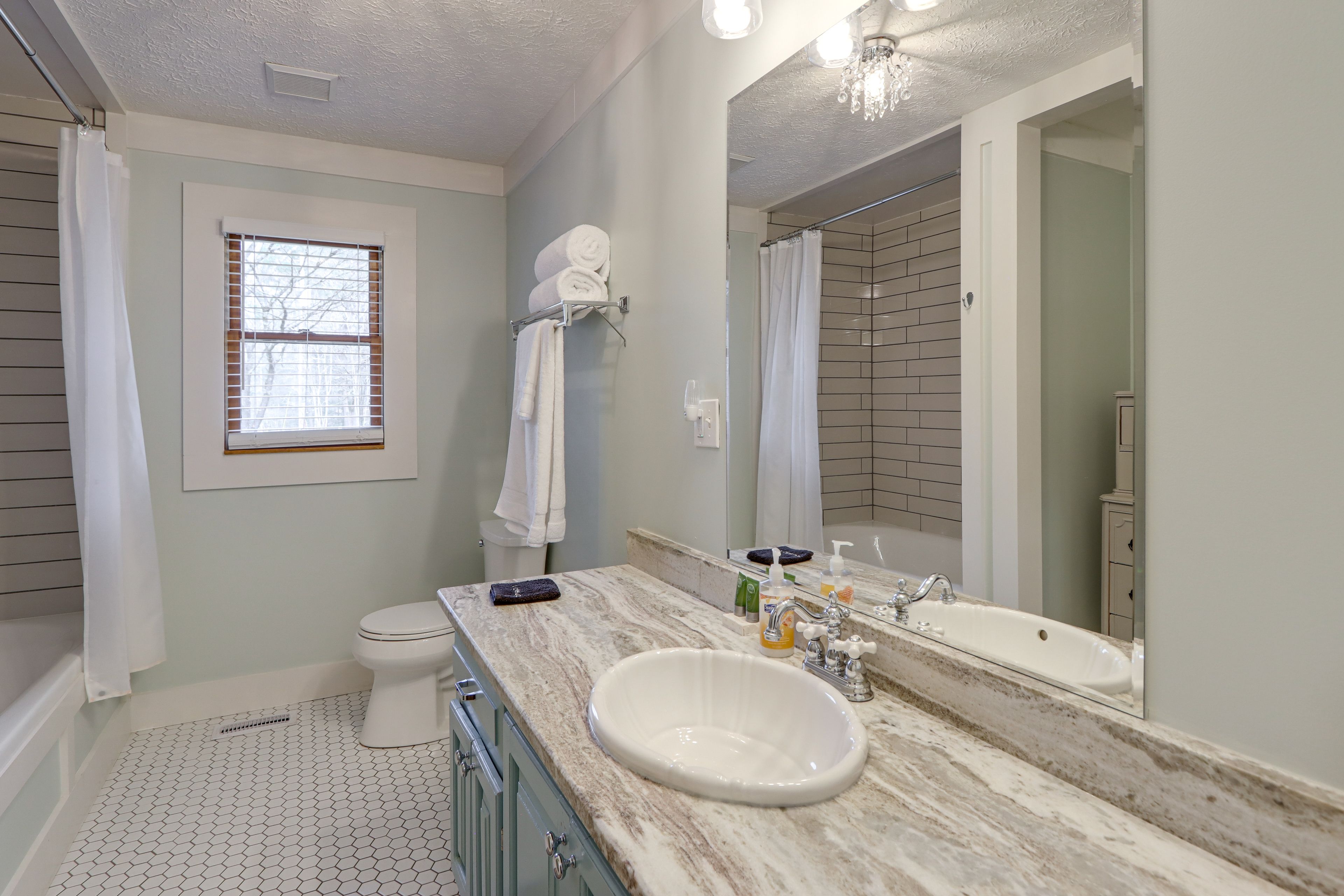 Full Bathroom | Towels Provided