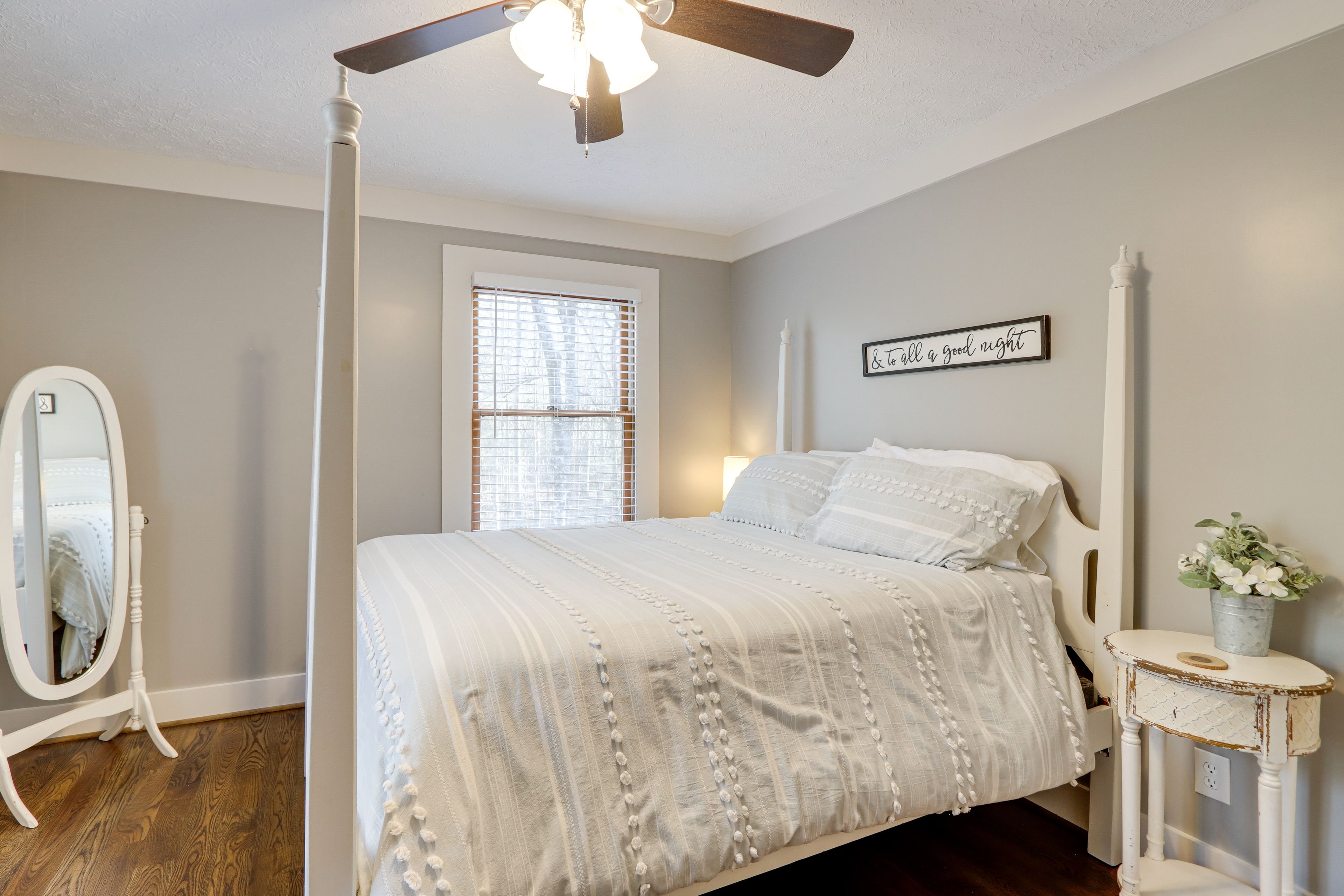 Bedroom 2 | Queen Bed