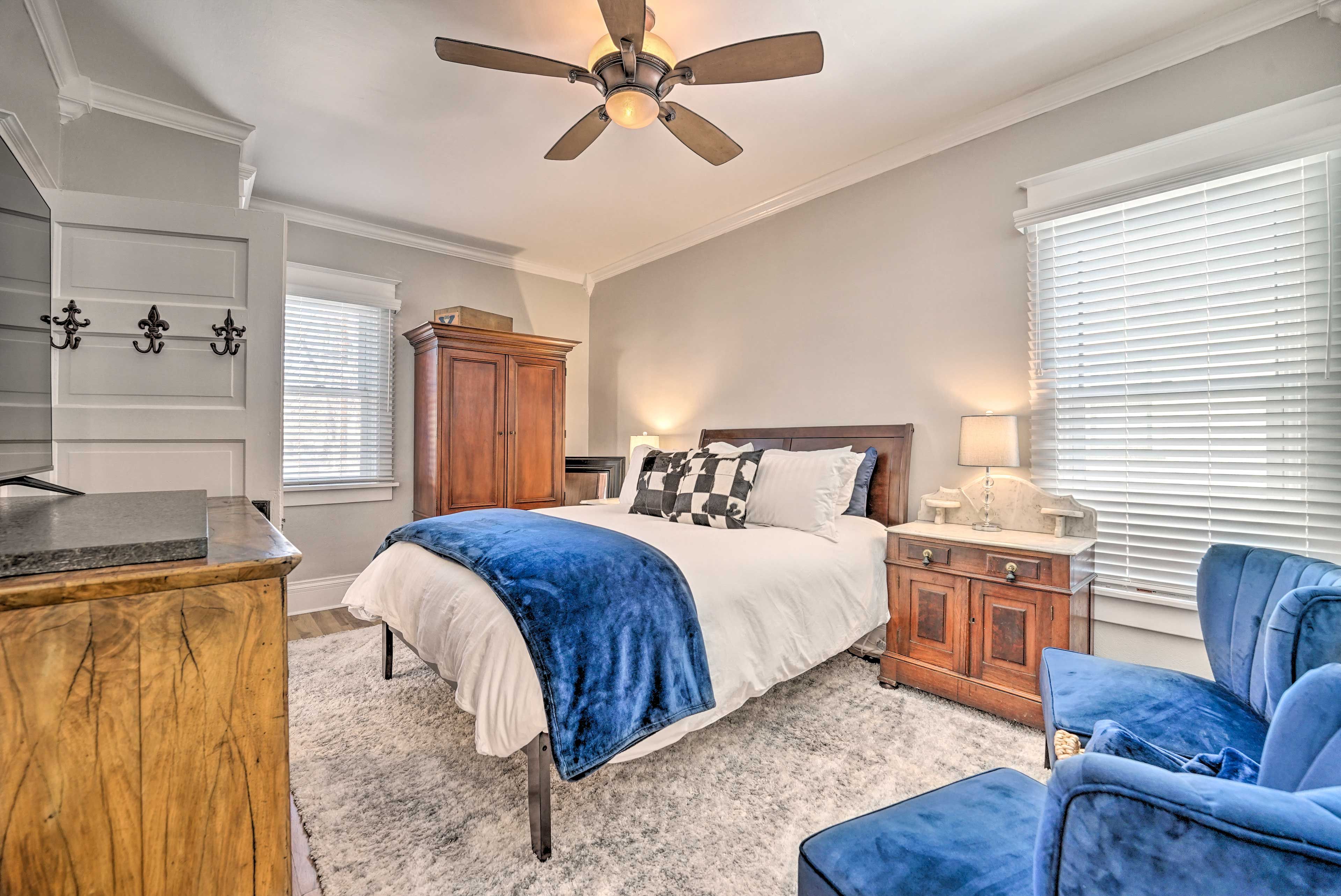 Bedroom 1 | Queen Bed
