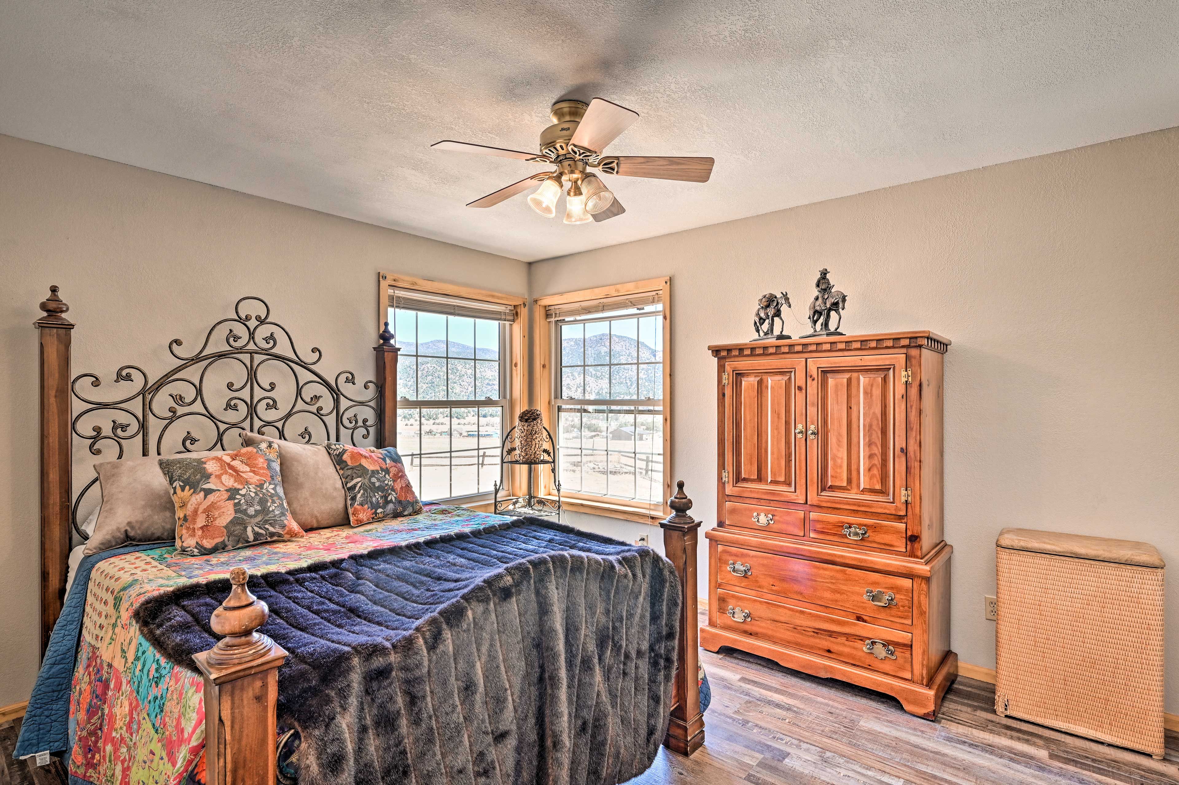 Bedroom 1 | Queen Bed
