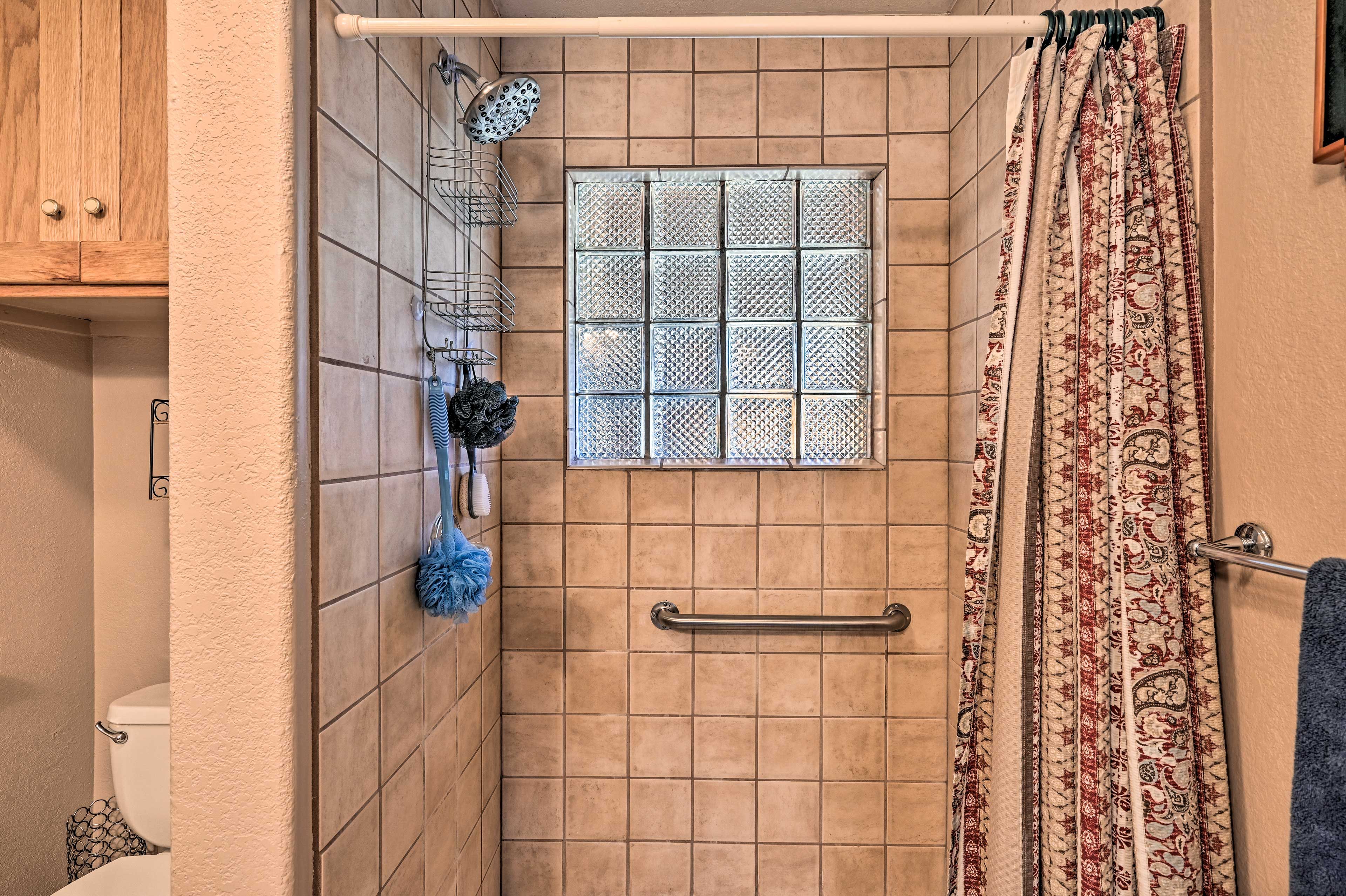 Full Bathroom | Towels Provided