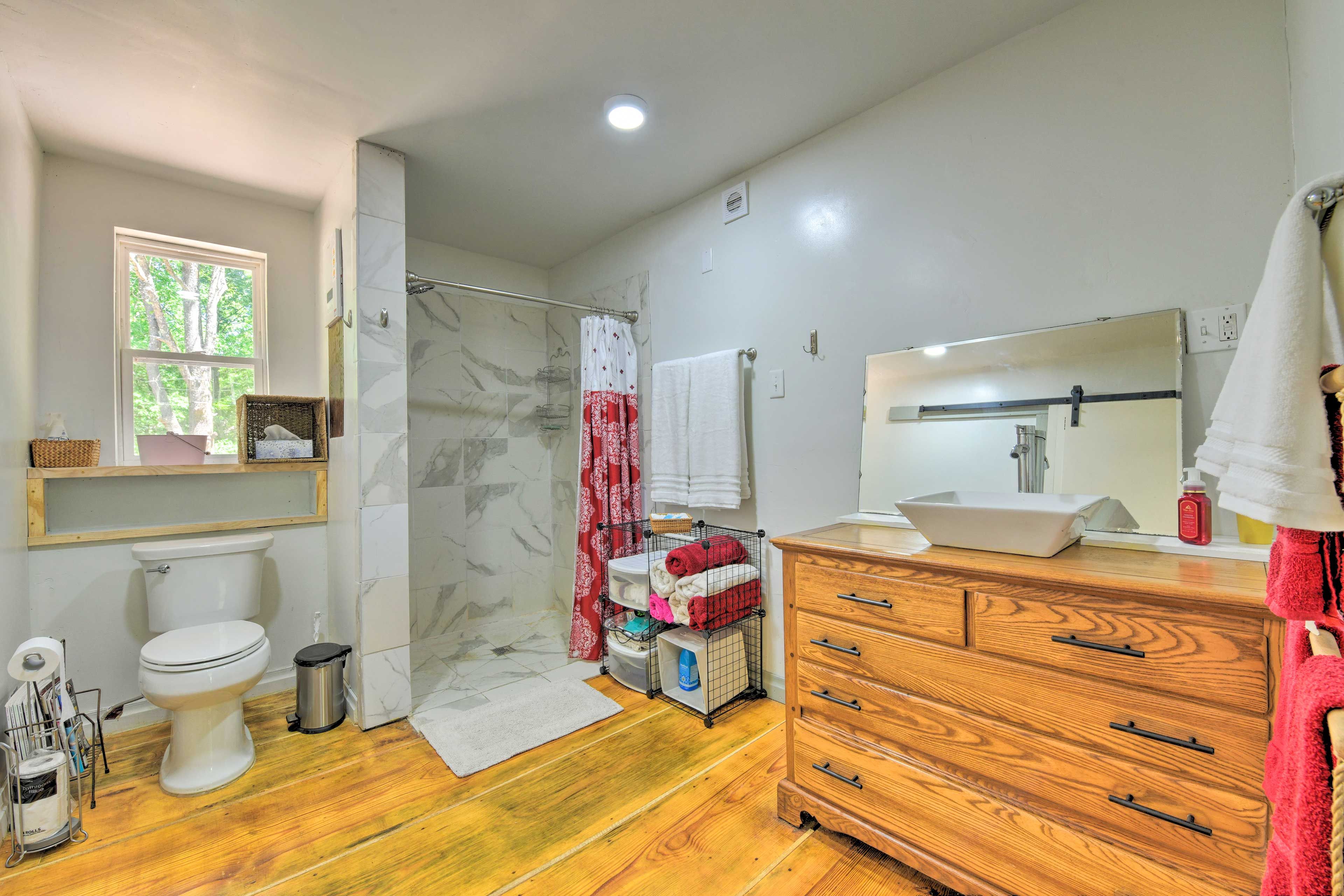 Full Bathroom | Towels Provided | Complimentary Toiletries