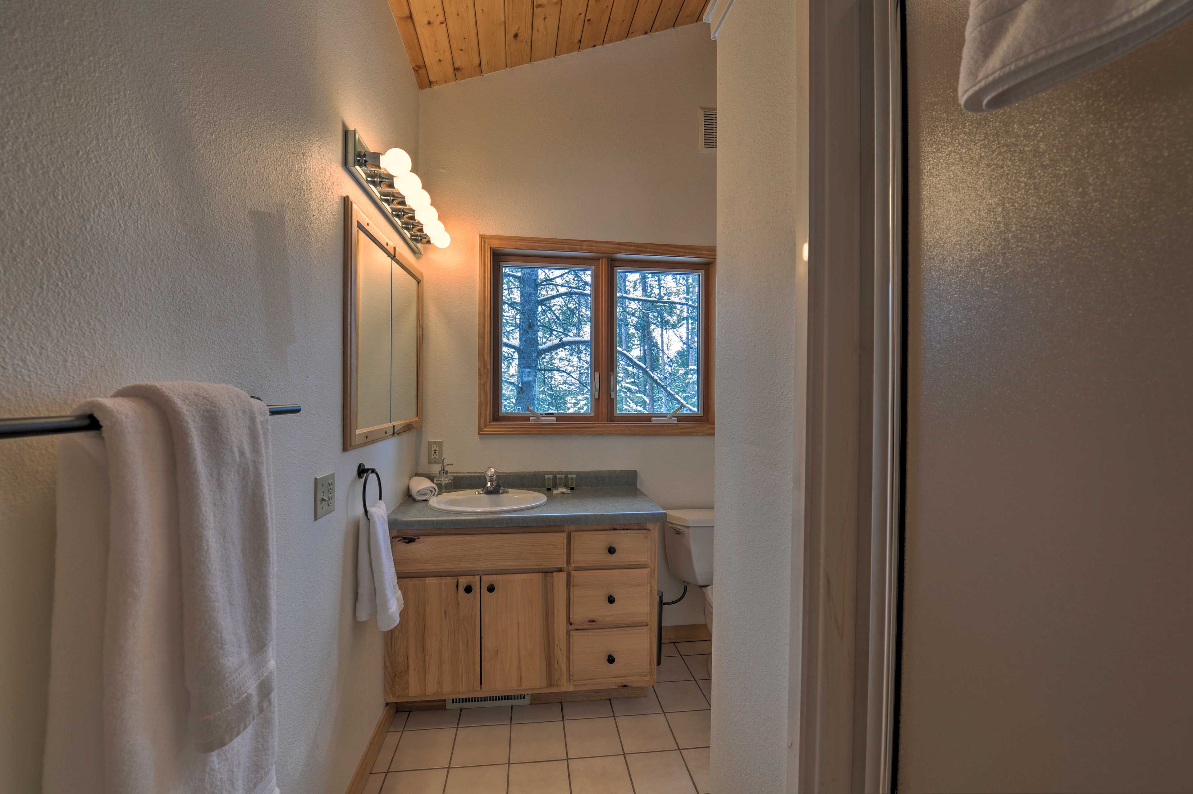 Full Bathroom | 2nd Floor