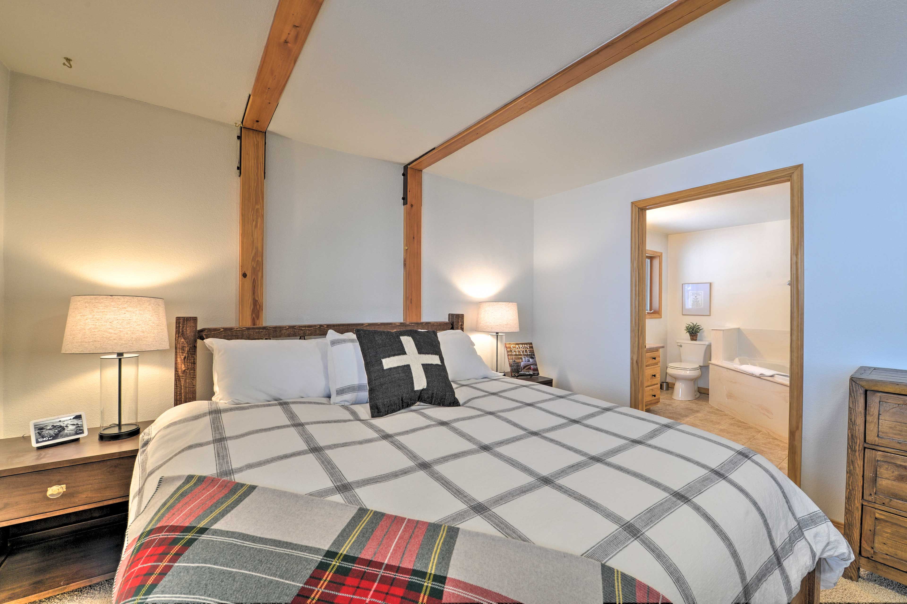 Bedroom 1 | King Bed | 1st Floor