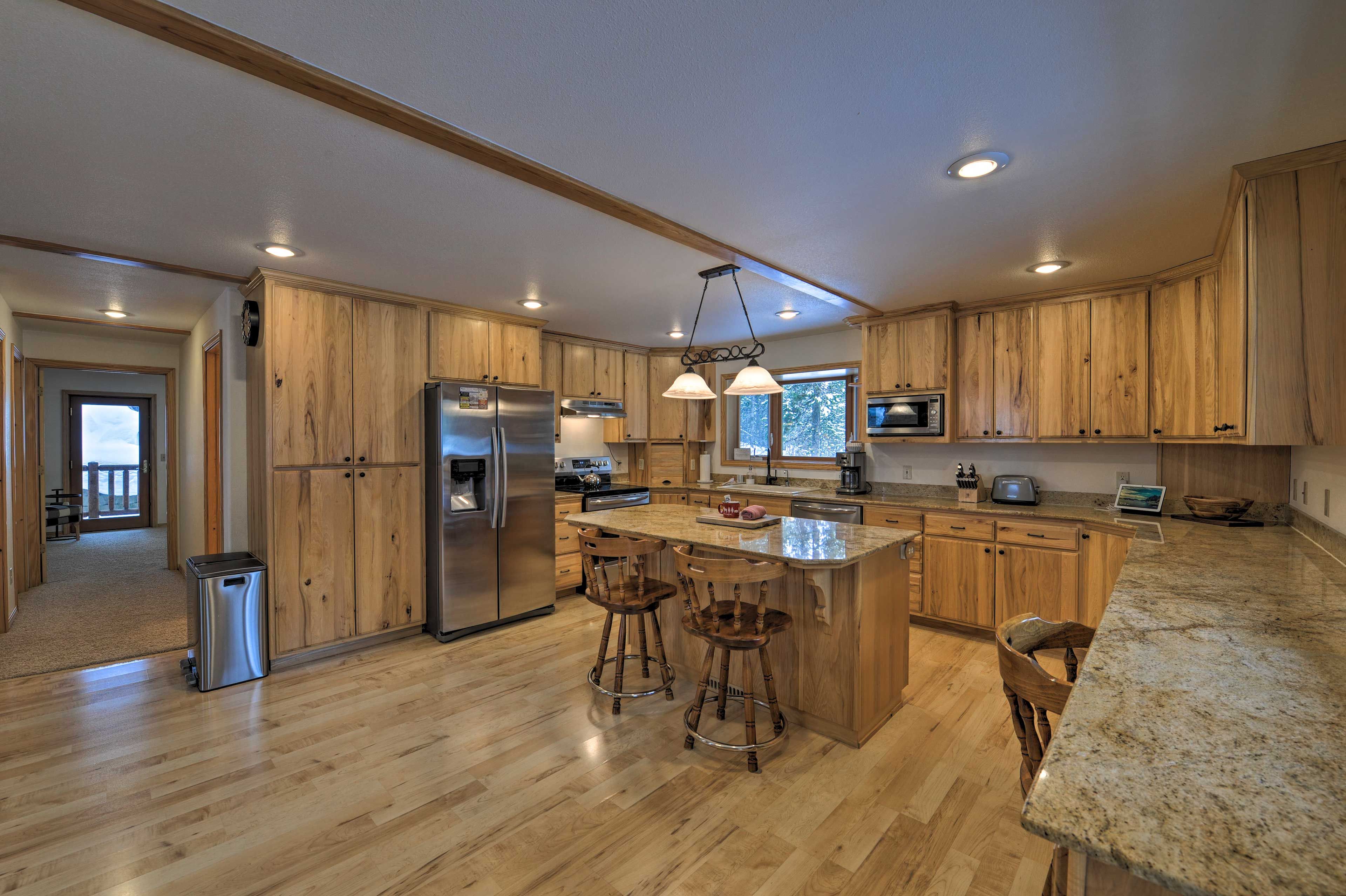 Kitchen | 2-Person Breakfast Bar