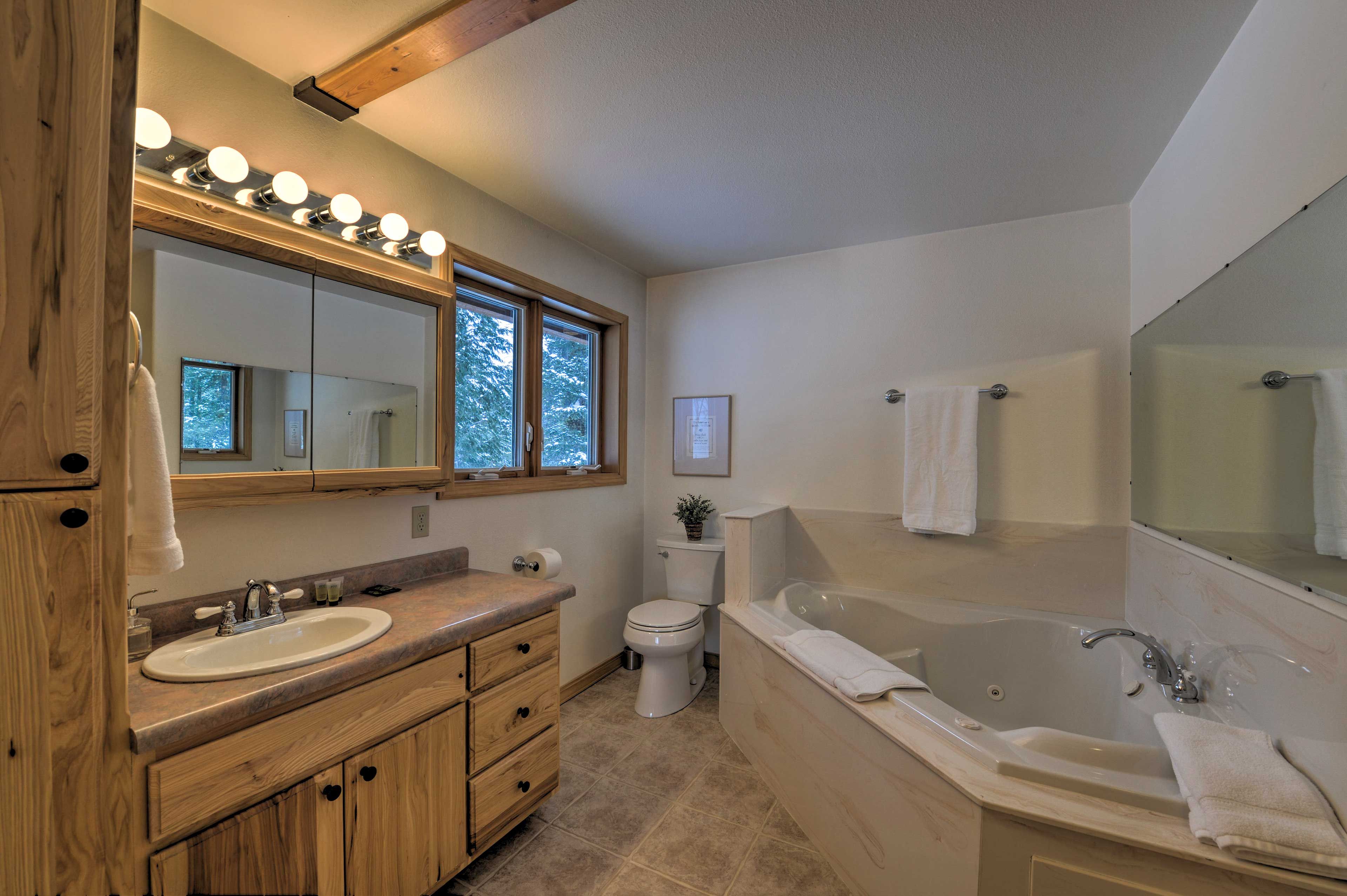 Full Bathroom | Jetted Tub | 1st Floor