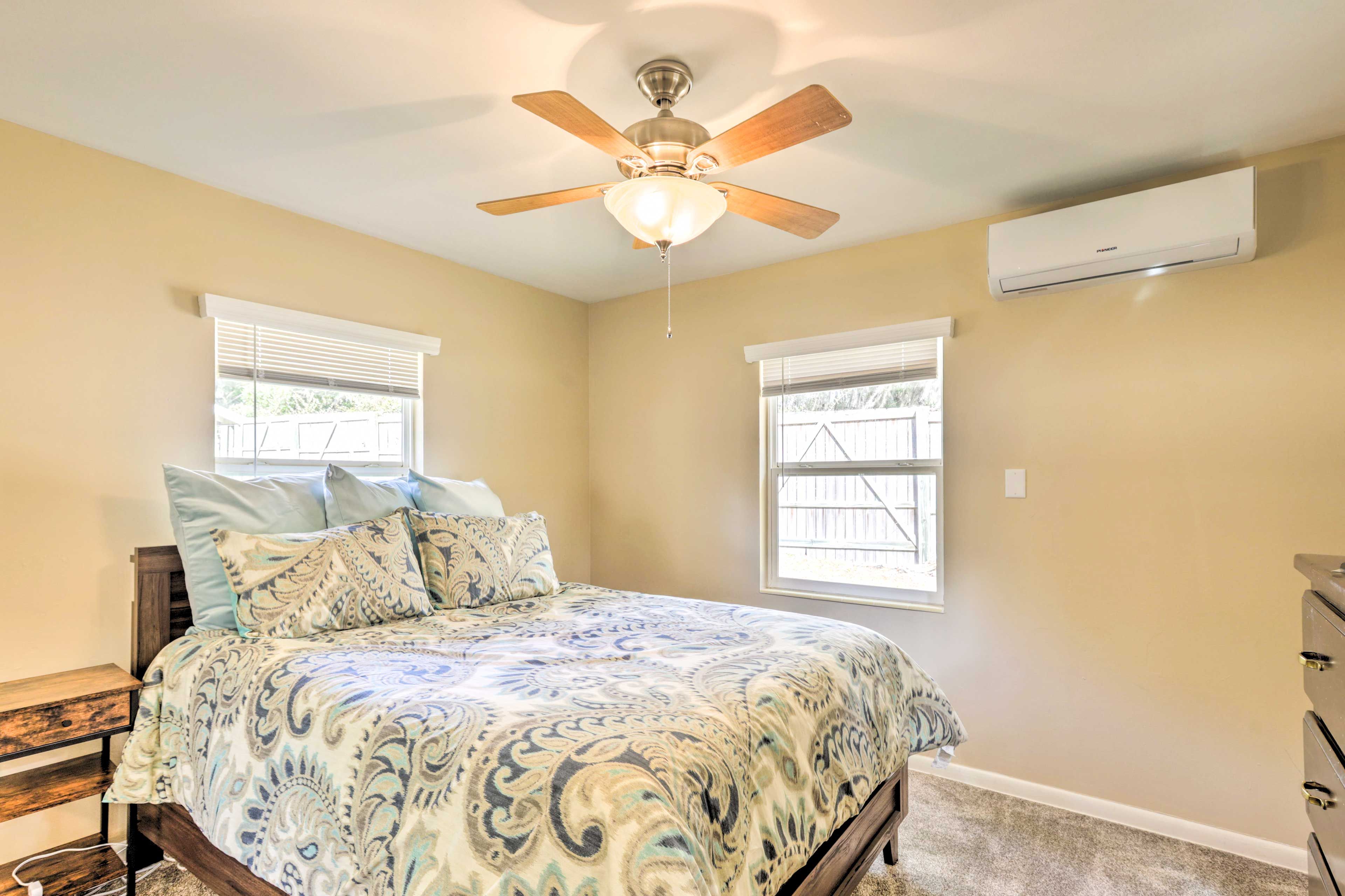 Bedroom 1 | Queen Bed