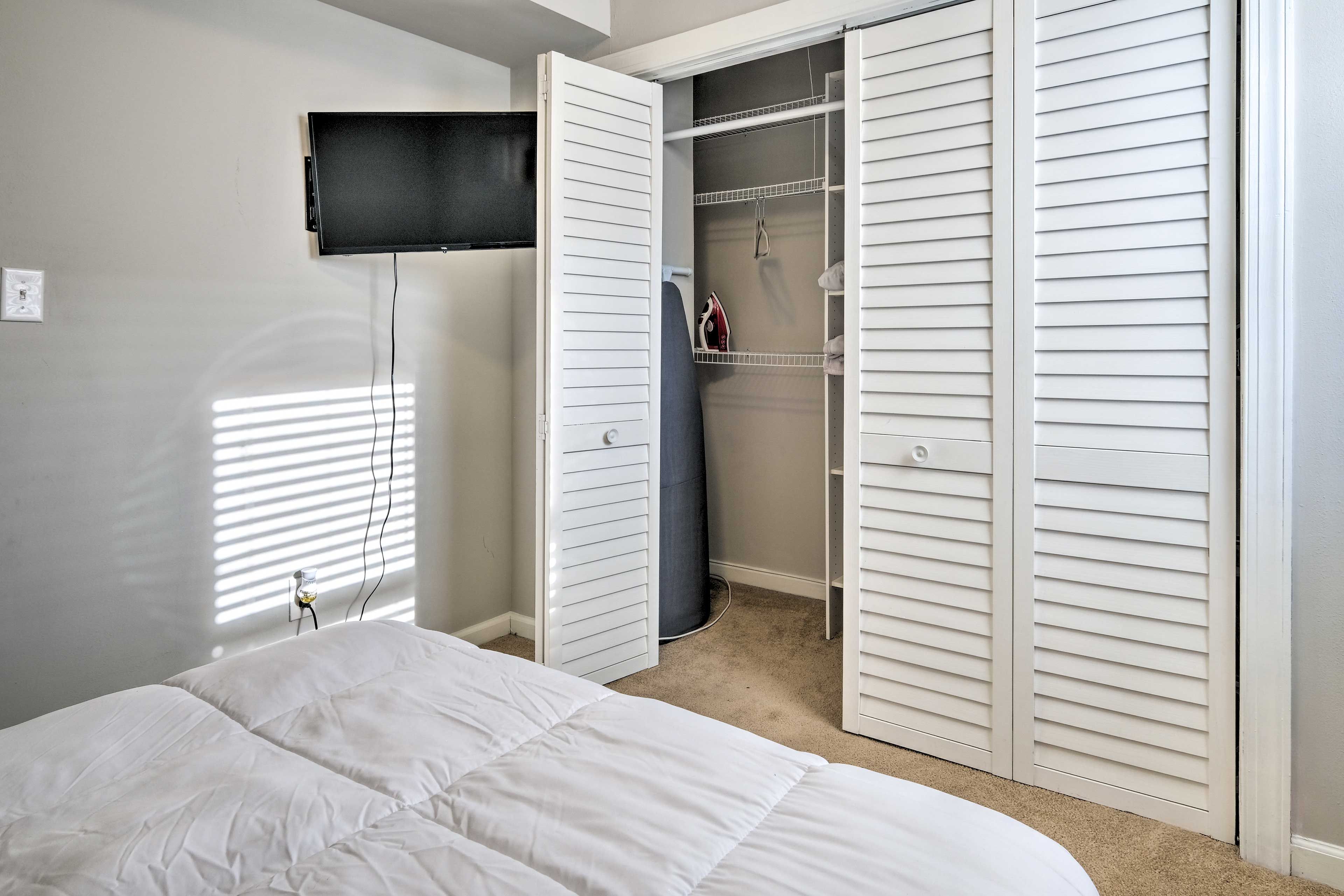 Bedroom 2 | Smart TV w/ Cable