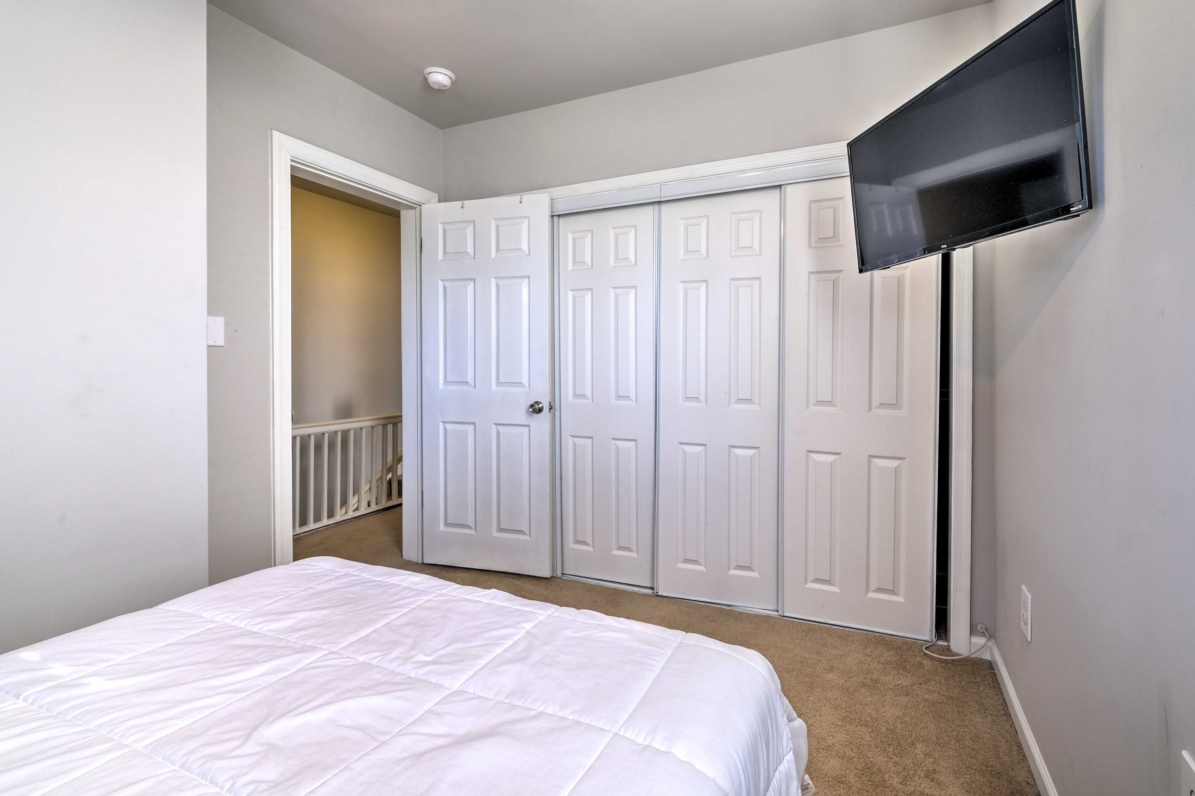 Bedroom 1 | Smart TV w/ Cable