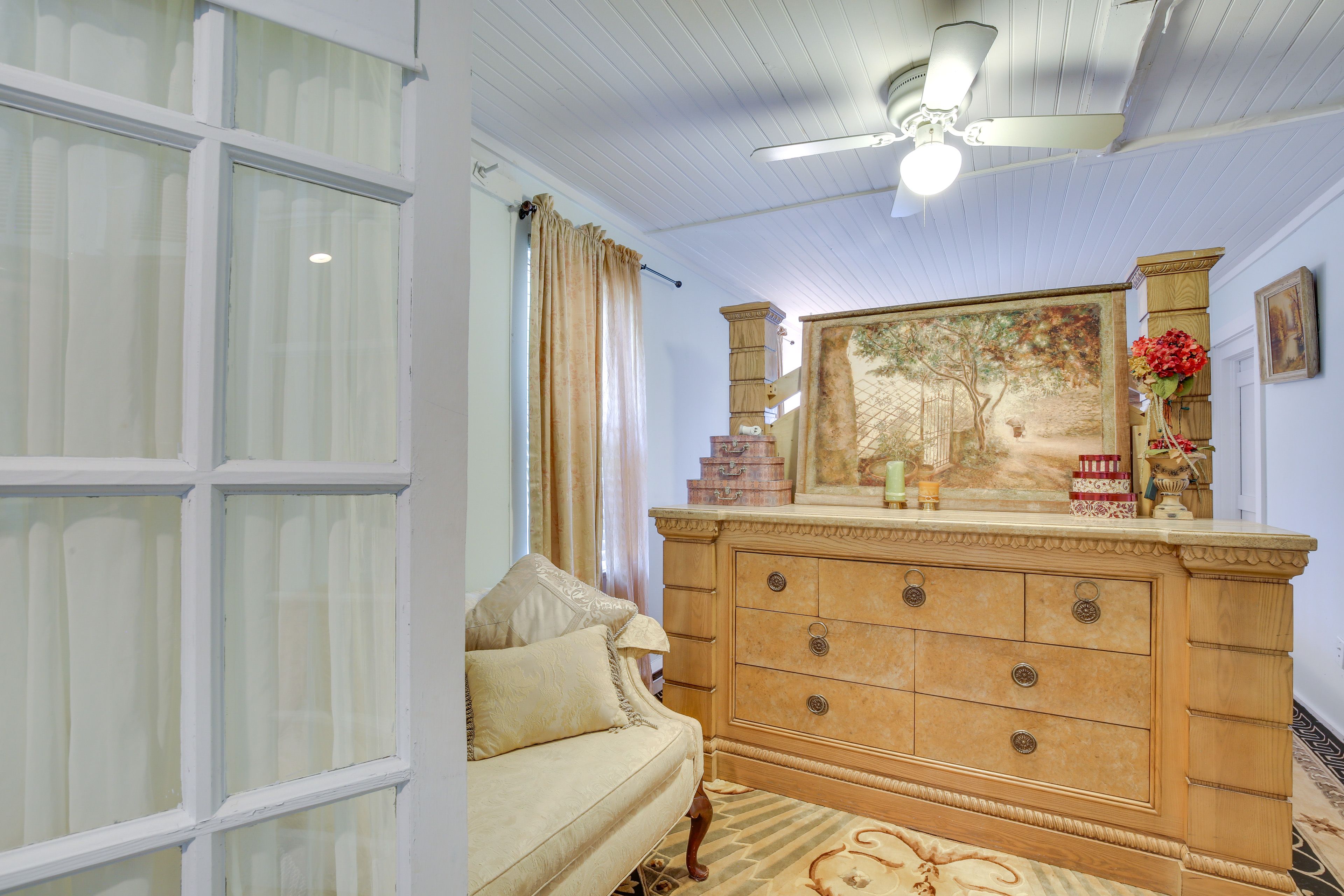 Sitting Room | 2nd Floor